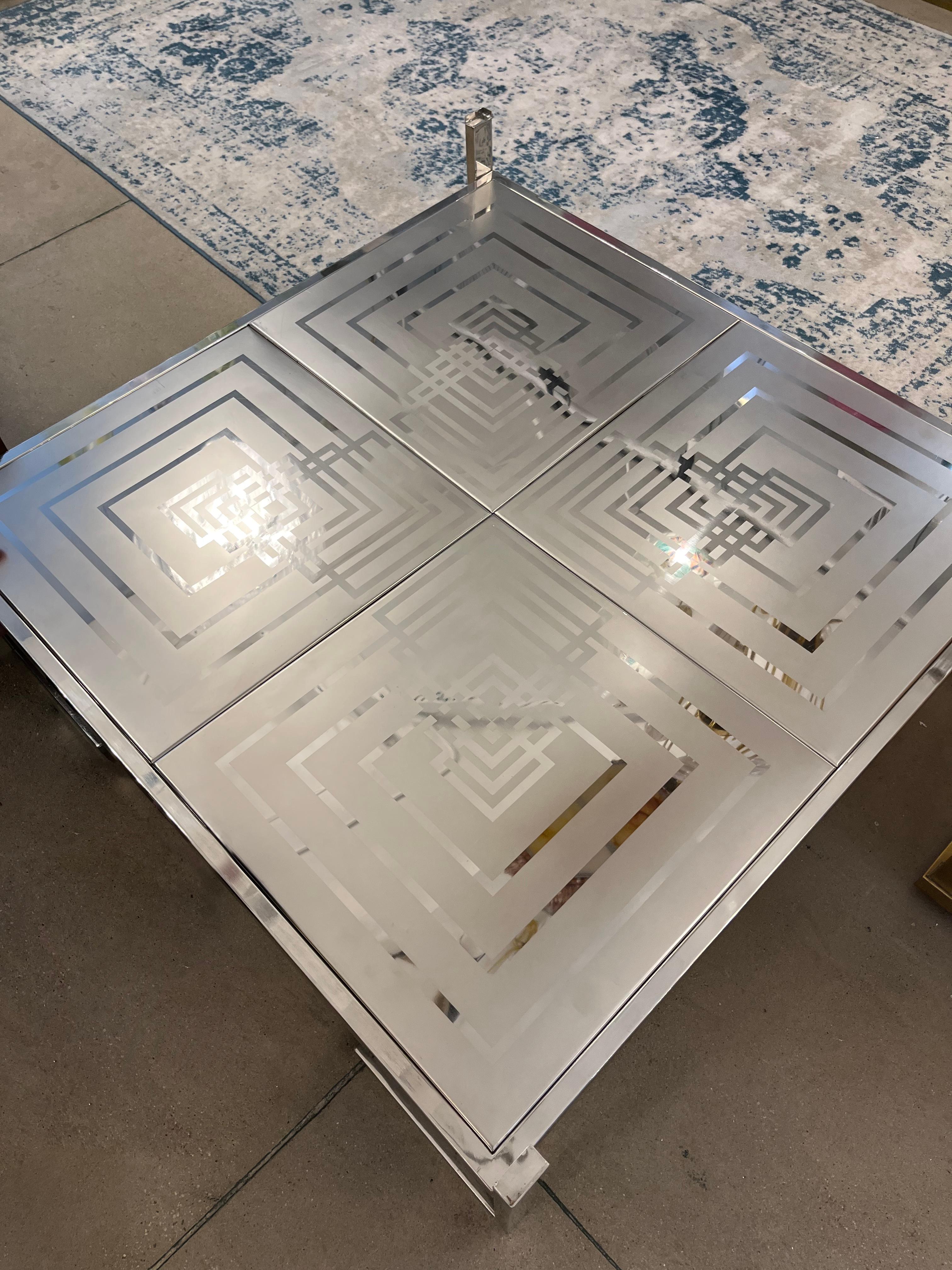 Table basse italienne Romeo Rega à 2 niveaux avec décor géométrique en verre transparent et chrome  Bon état - En vente à New York, NY