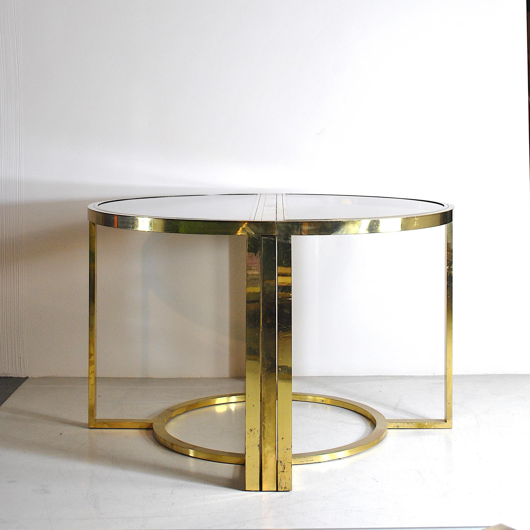 Round table extendable from the structure completely in brass, its peculiarity beyond the refinement and materials used, is in the possibility of extension. Roman production Start 70s Romeo Rega.

Maximum table length 190 cm.