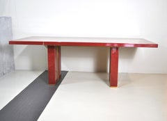Romeo Rega Mesa francesa italiana de mediados de siglo en madera lacada roja y latón, años 80