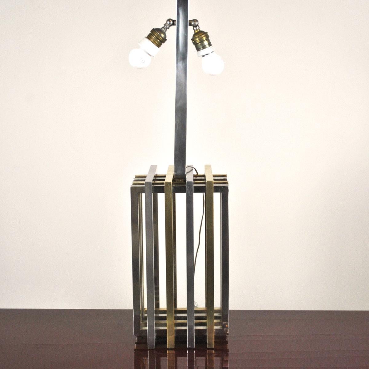 Lampe de table des années 1970 par Romeo Rega.
La lampe est vendue sans l'abat-jour.