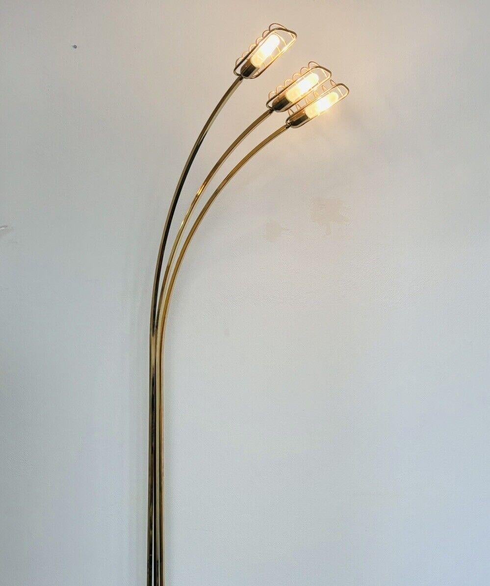 Romeo Rega Lámpara de pie Hollywood Regency 1970's Diseño Moderno.

Armazón de latón curvado de tres brazos, base de hierro fundido.

El artículo se encuentra en buen estado de conservación, no hay defectos estéticos ni estructurales que reseñar,