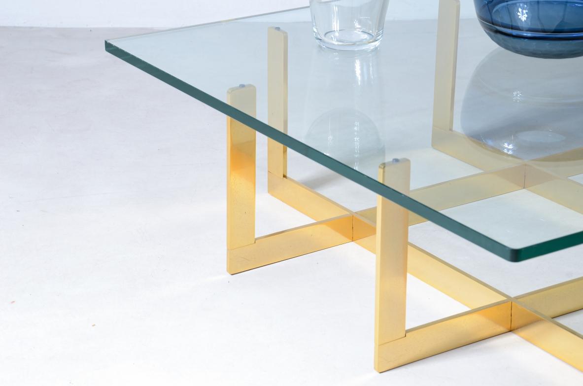 Romeo Rega niedriger Tisch mit Messingstruktur und dicker, geformter Kristallglasplatte. (Moderne der Mitte des Jahrhunderts) im Angebot