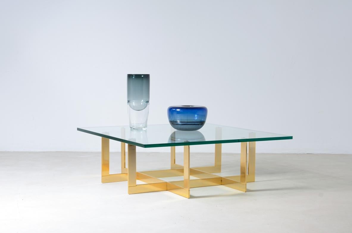 Romeo Rega niedriger Tisch mit Messingstruktur und dicker, geformter Kristallglasplatte. (Europäisch) im Angebot
