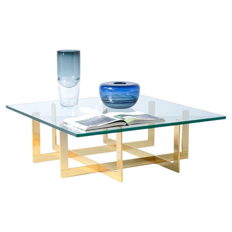 Romeo Rega niedriger Tisch mit Messingstruktur und dicker, geformter Kristallglasplatte. im Angebot