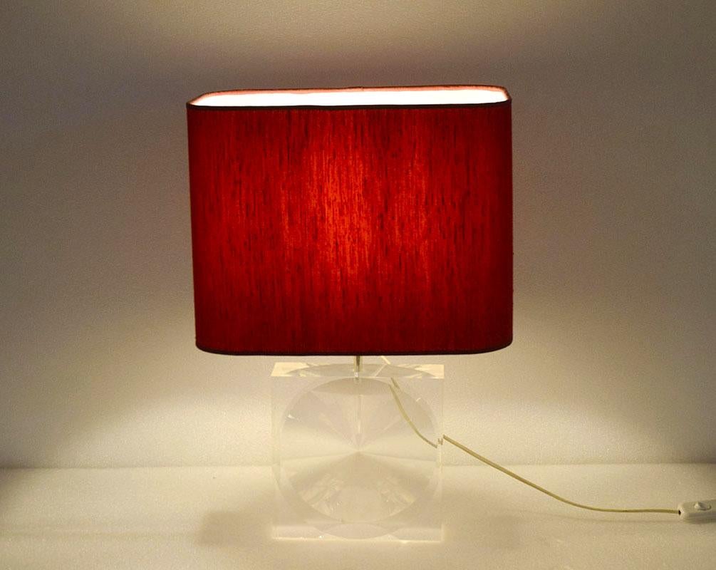Table lamp designed by Romeo Rega, 1970s.
Lucite base with grinding that refracts light, rigid fabric-covered shade.
In excellent condition.