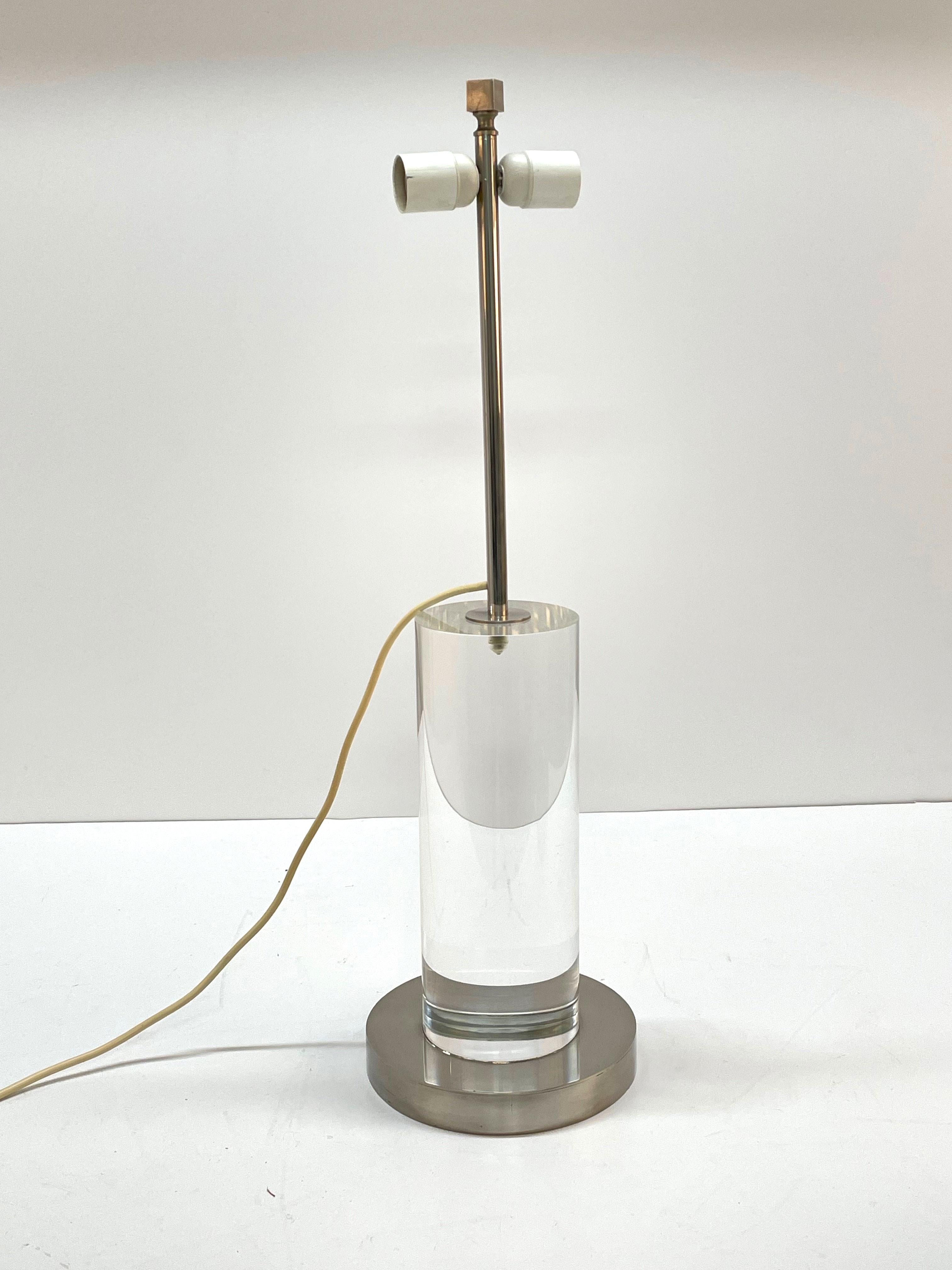 Lampe de bureau italienne Romeo Rega du milieu du siècle dernier avec colonne en lucite et base en laiton, années 1970 en vente 9