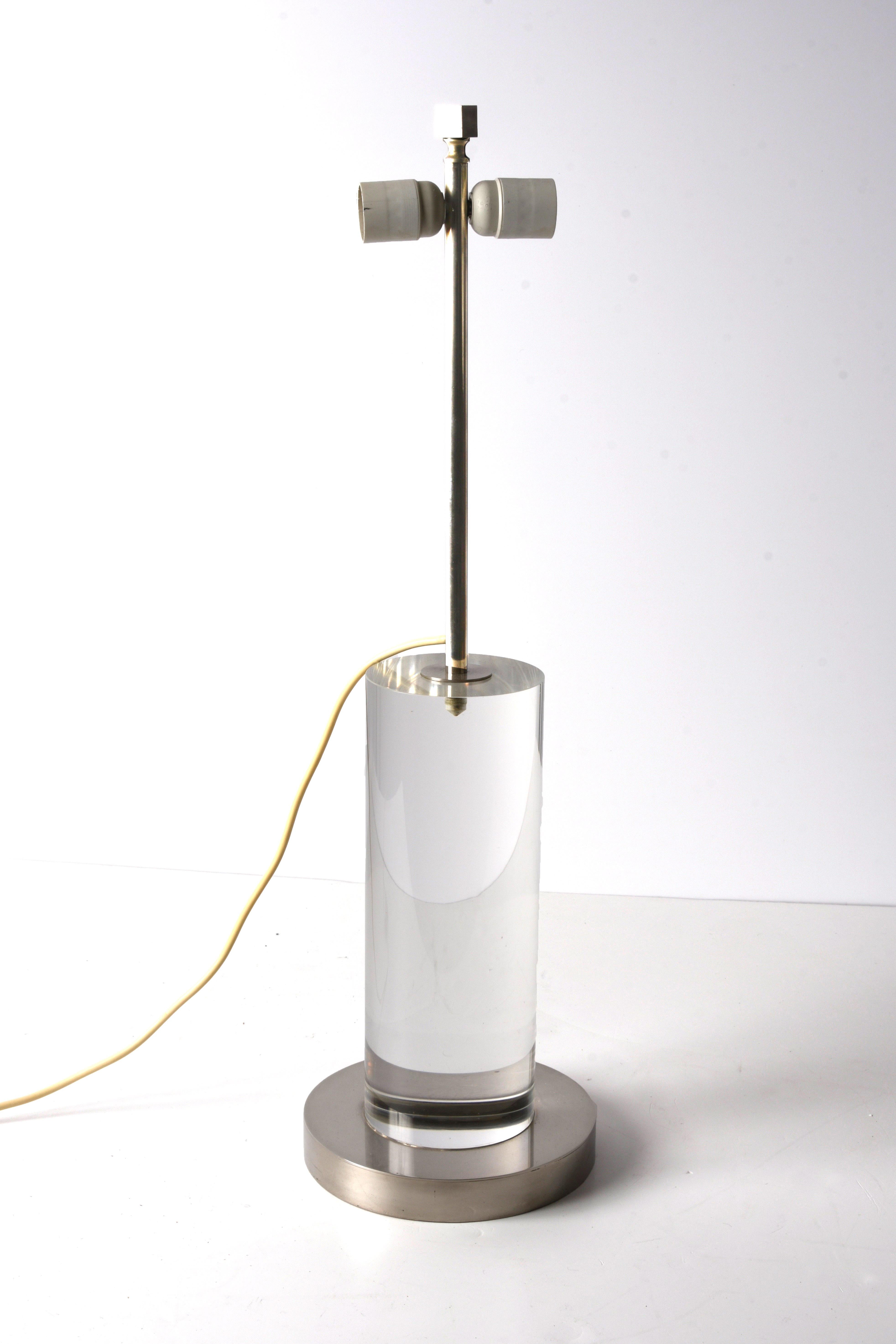Lampe de bureau italienne Romeo Rega du milieu du siècle dernier avec colonne en lucite et base en laiton, années 1970 en vente 11