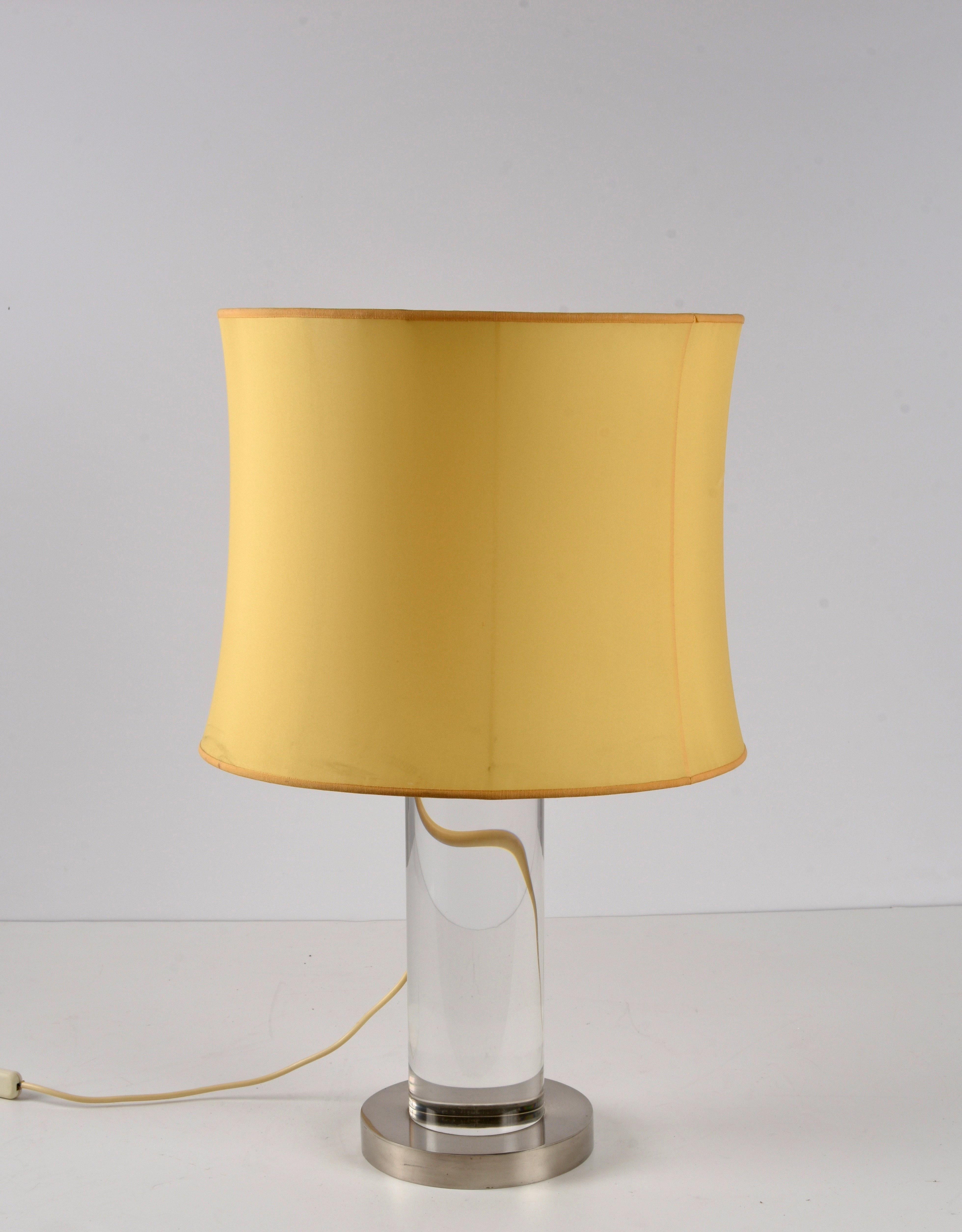 Amazing mid-century Lucite and brass table lamp. This fantastic piece was designed by Romeo Rega in Italy during the 1970s.

The imaginative cylindrical structure of this lamp comes with a lucite column and a solid brass base will surprise you