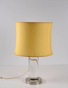 Italienische Romeo Rega-Tischlampe aus der Mitte des Jahrhunderts mit Lucite-Säule und Messingfuß, 1970er Jahre