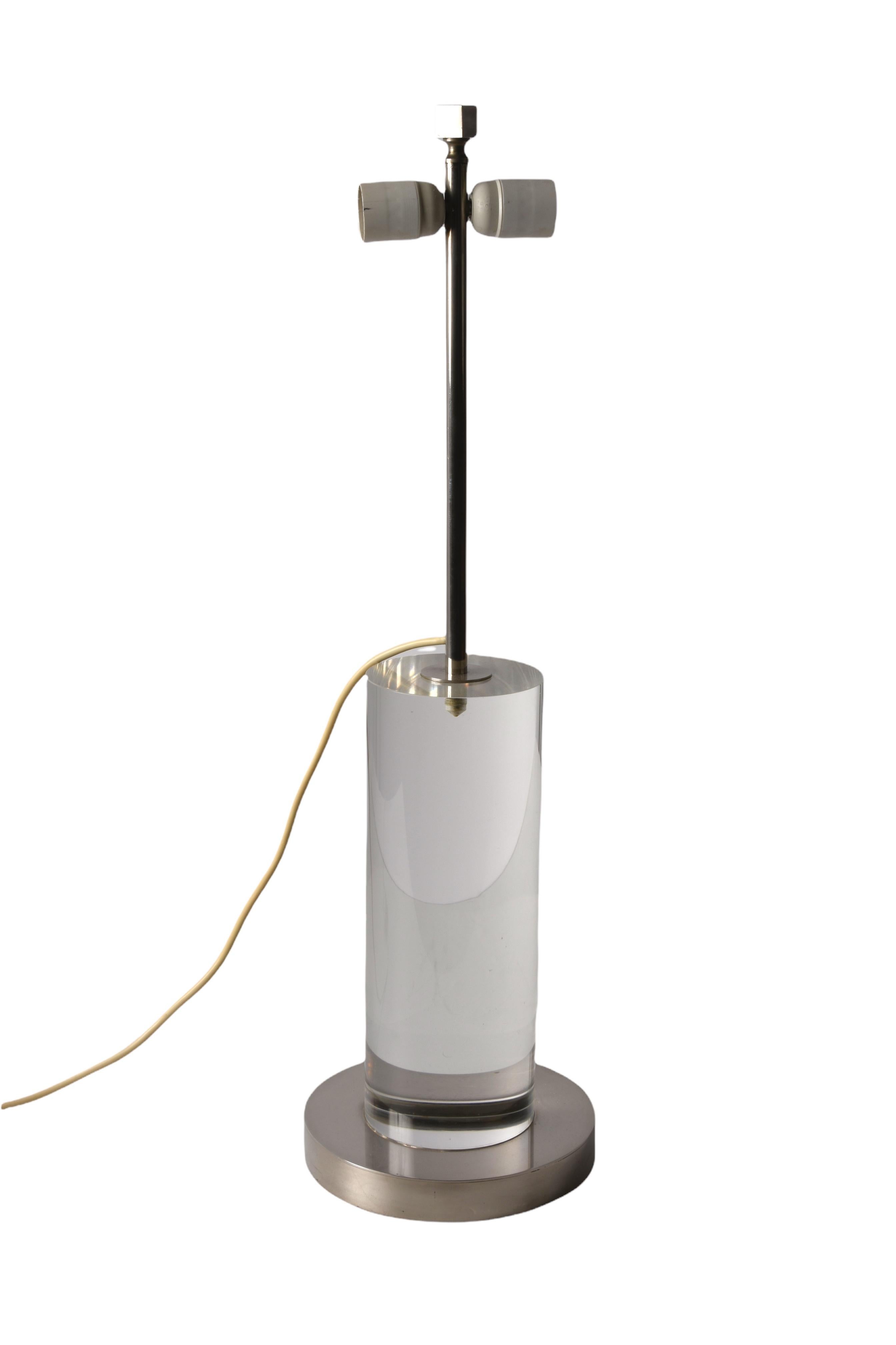 Lampe de bureau italienne Romeo Rega du milieu du siècle dernier avec colonne en lucite et base en laiton, années 1970 en vente 14