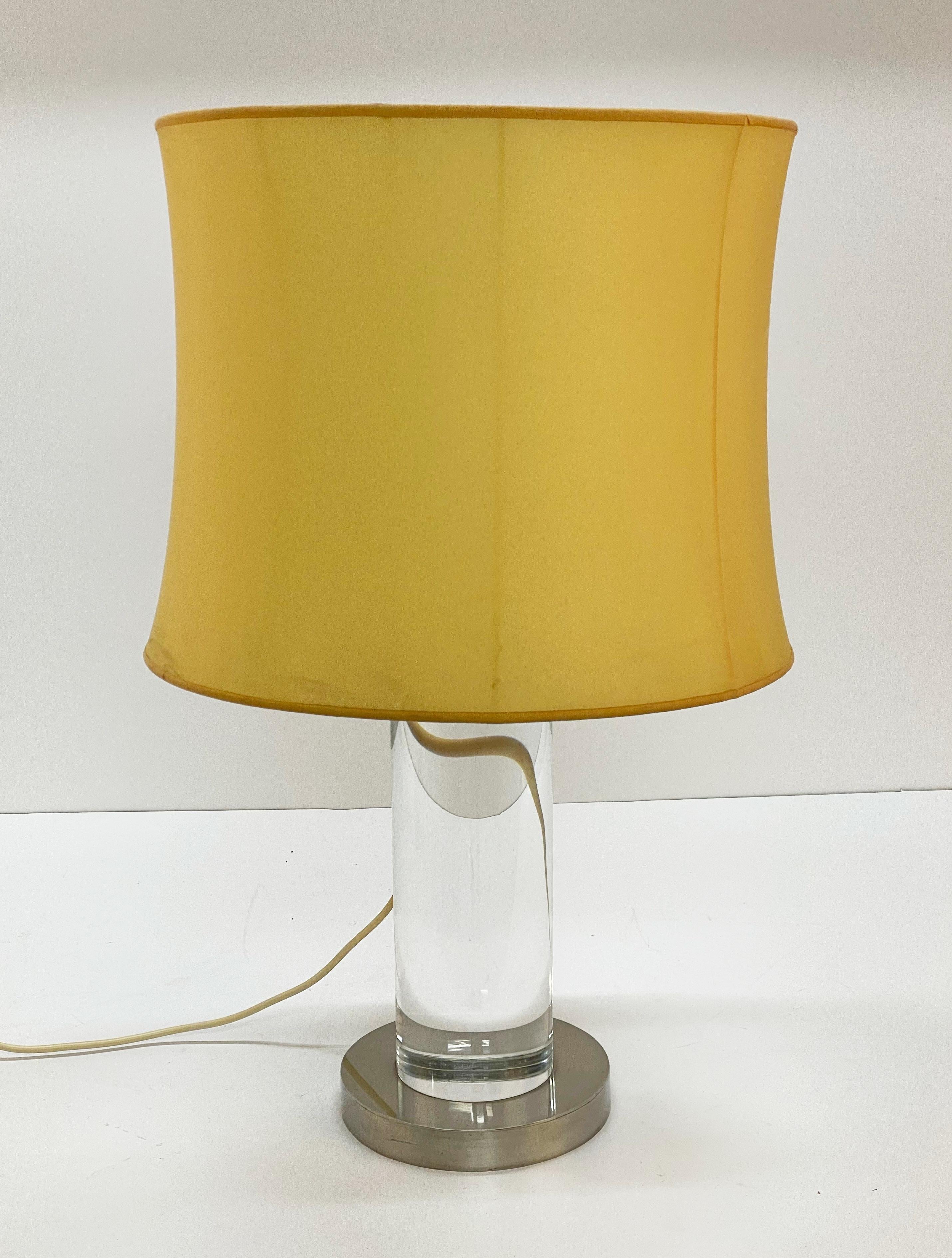 Italienische Romeo Rega-Tischlampe aus der Mitte des Jahrhunderts mit Lucite-Säule und Messingfuß, 1970er Jahre (Moderne der Mitte des Jahrhunderts) im Angebot