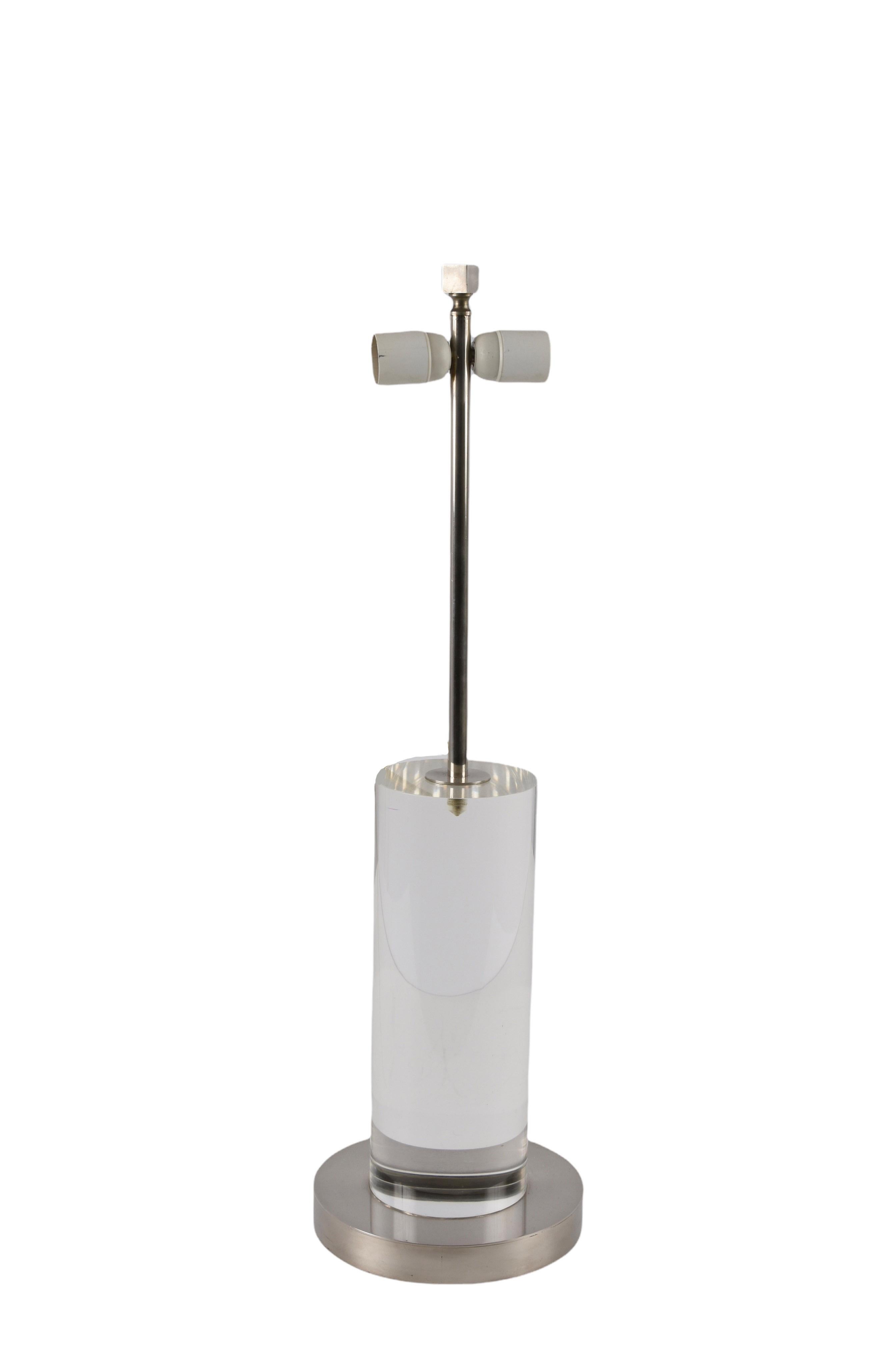 Romeo Rega Midcentury Italian Table Lamp with Lucite Column and Brass Base 1970s In Good Condition For Sale In Roma, IT