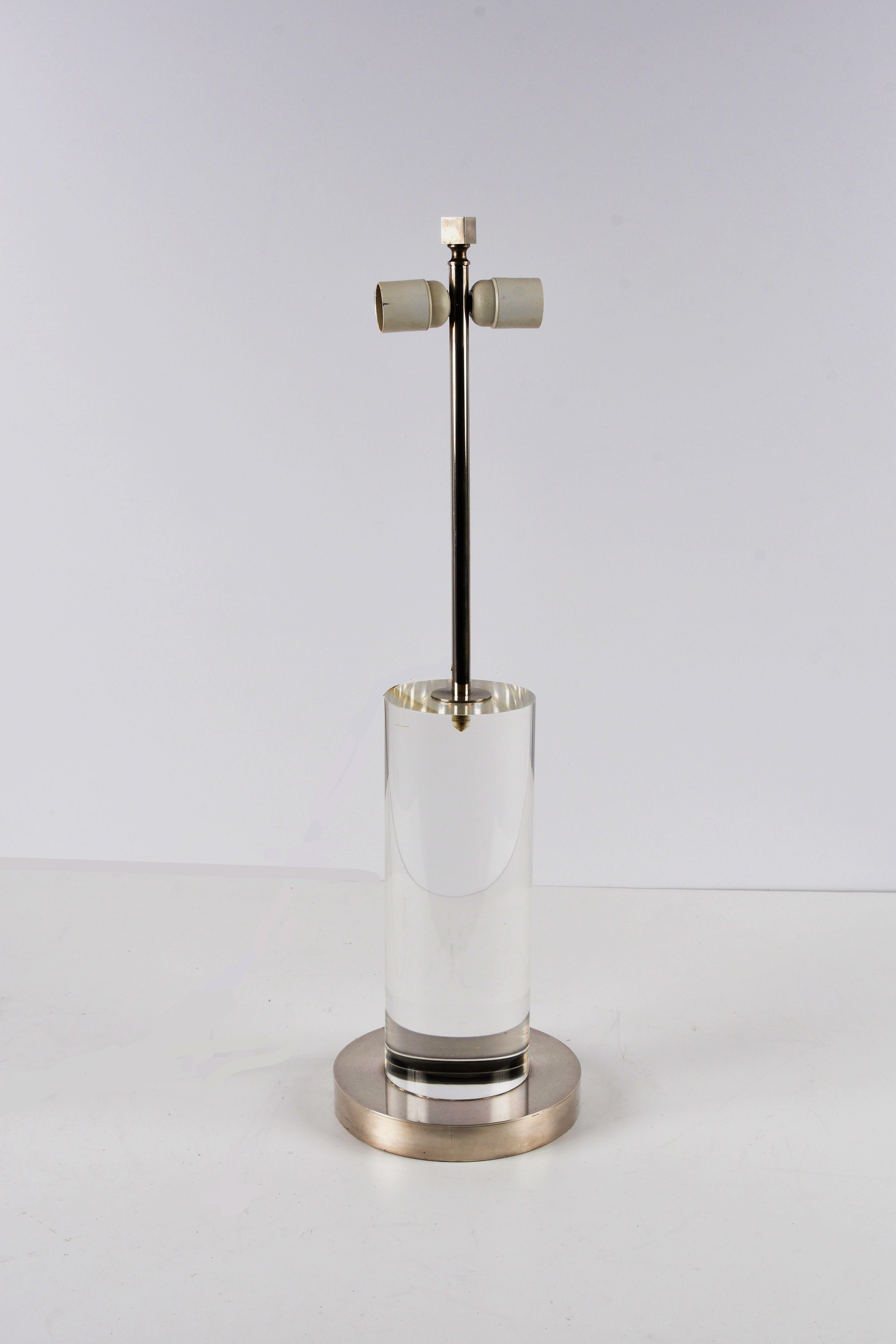 Late 20th Century Romeo Rega Midcentury Italian Table Lamp with Lucite Column and Brass Base 1970s For Sale