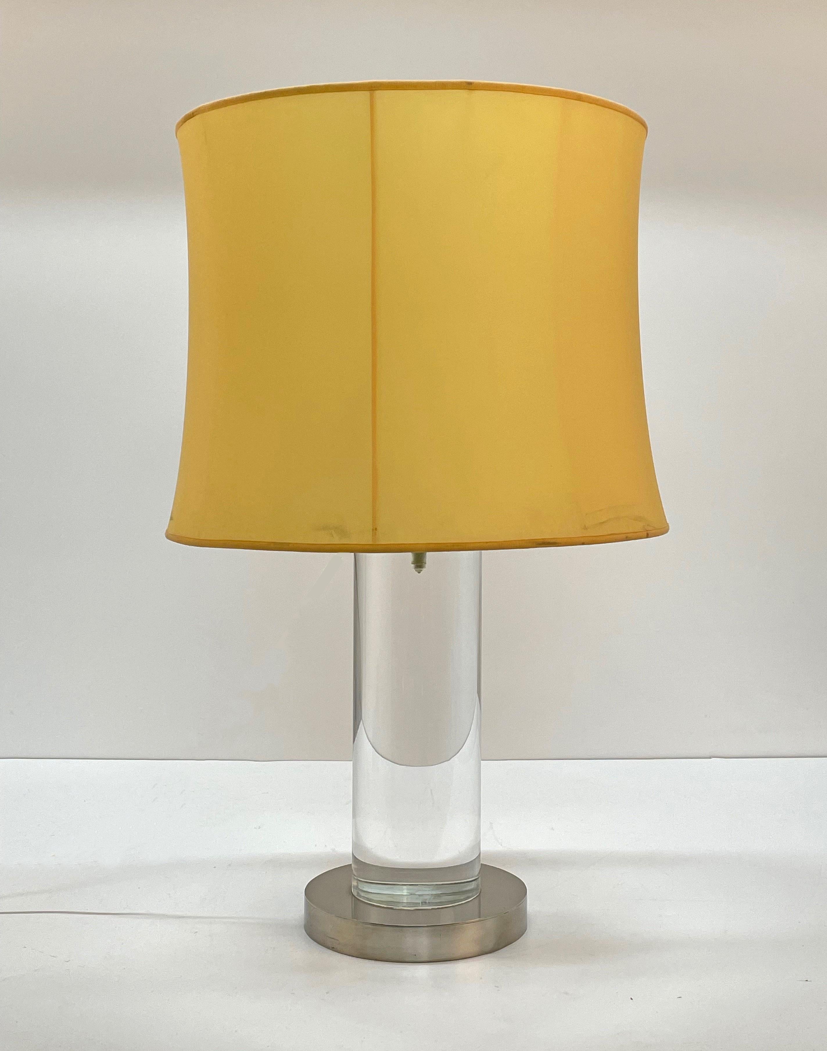 Laiton Lampe de bureau italienne Romeo Rega du milieu du siècle dernier avec colonne en lucite et base en laiton, années 1970 en vente