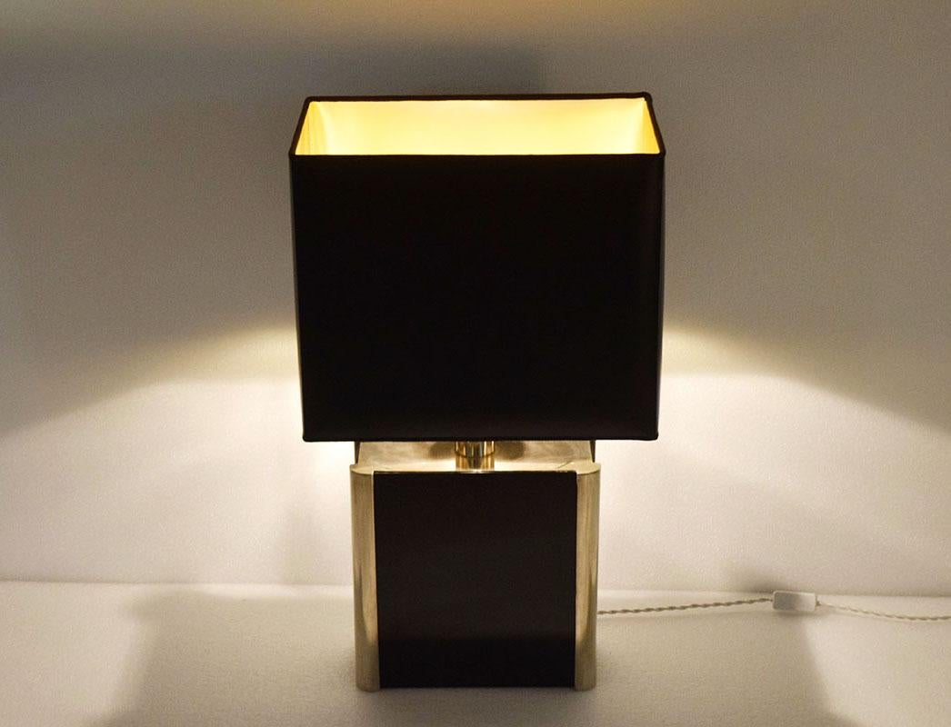Lampe de table Romeo Rega des années 1970.
Base en métal argenté et plexiglas noir, abat-jour rigide en crtacé avec intérieur doré.
En parfait état.