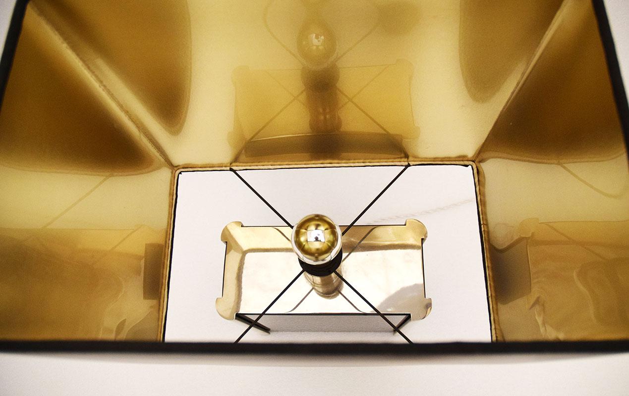 italien Lampe de table Romeo Rega en plexiglas et métal, 1970 en vente