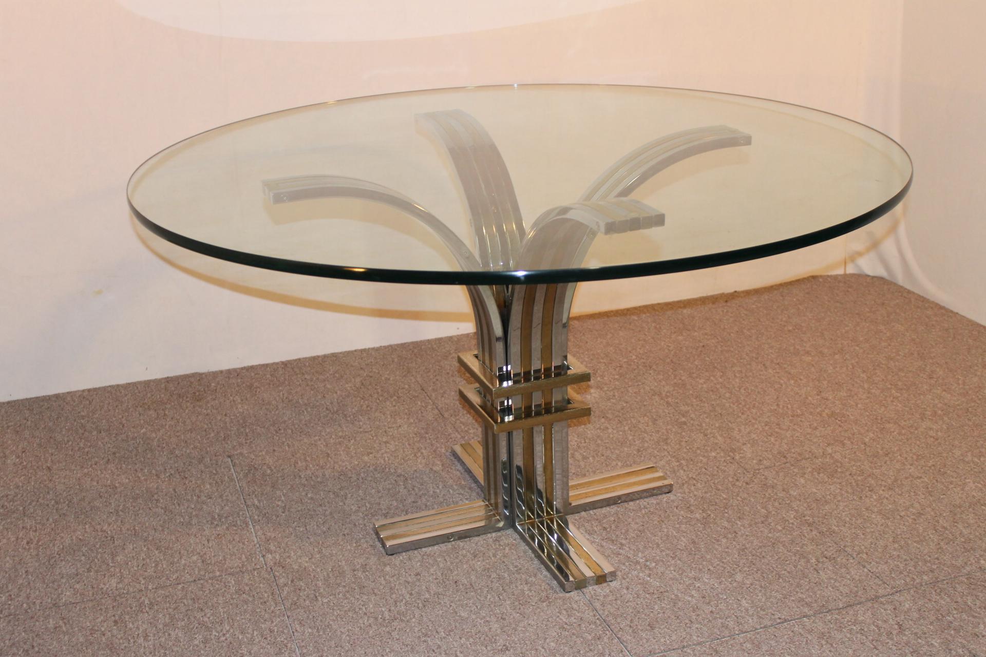 Round table from the structure complety in brass and metal. its peculiarity beyond the refinement and material used. Production start 70s Romeo Rega.