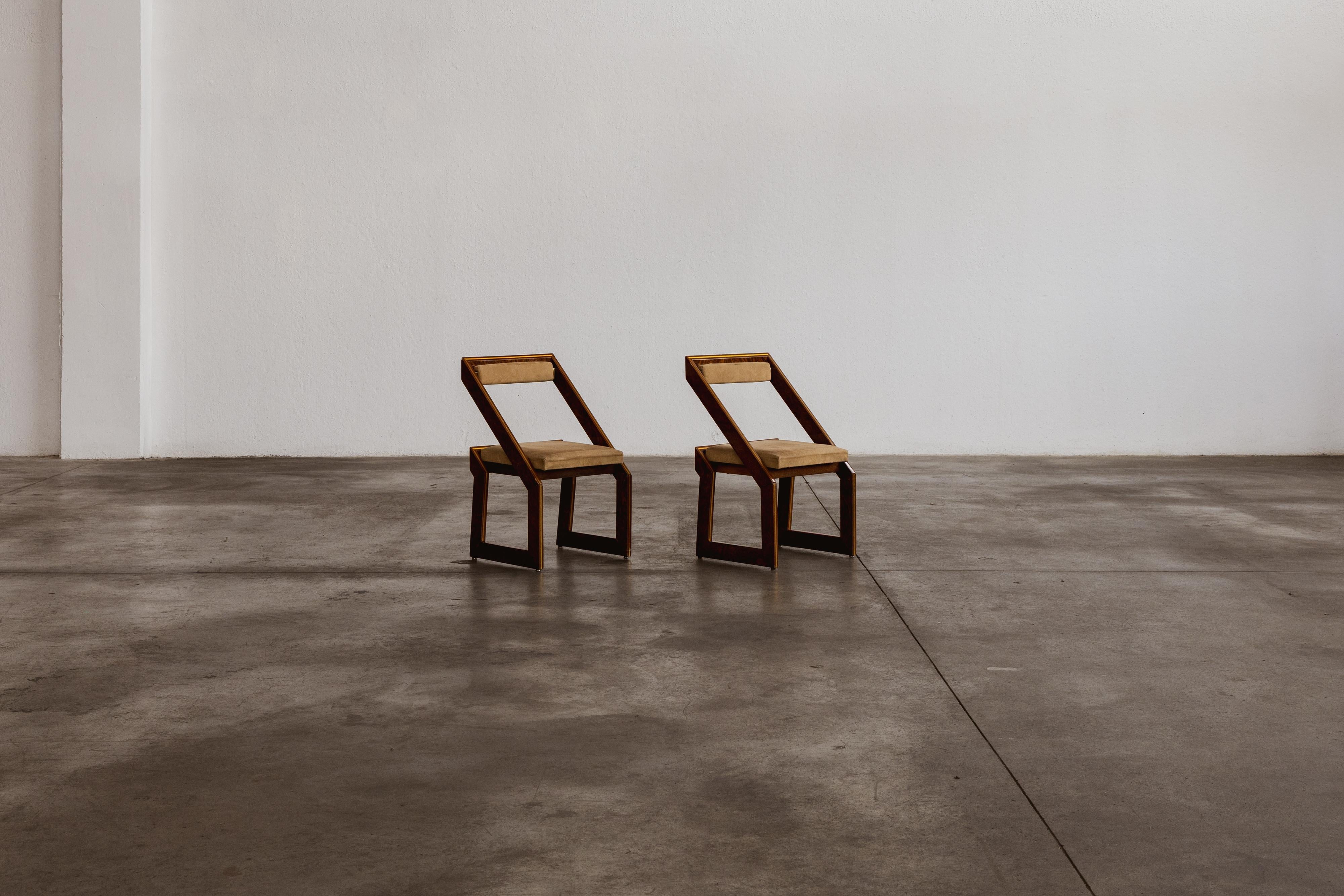 Romeo Rega sculptural dining chairs, suede and burl, 1970, Italy, set of two.

This set of six dining chairs by Romeo Rega, crafted in 1970, embodies an avant-garde fusion of design and craftsmanship, mirroring the era's inclination towards