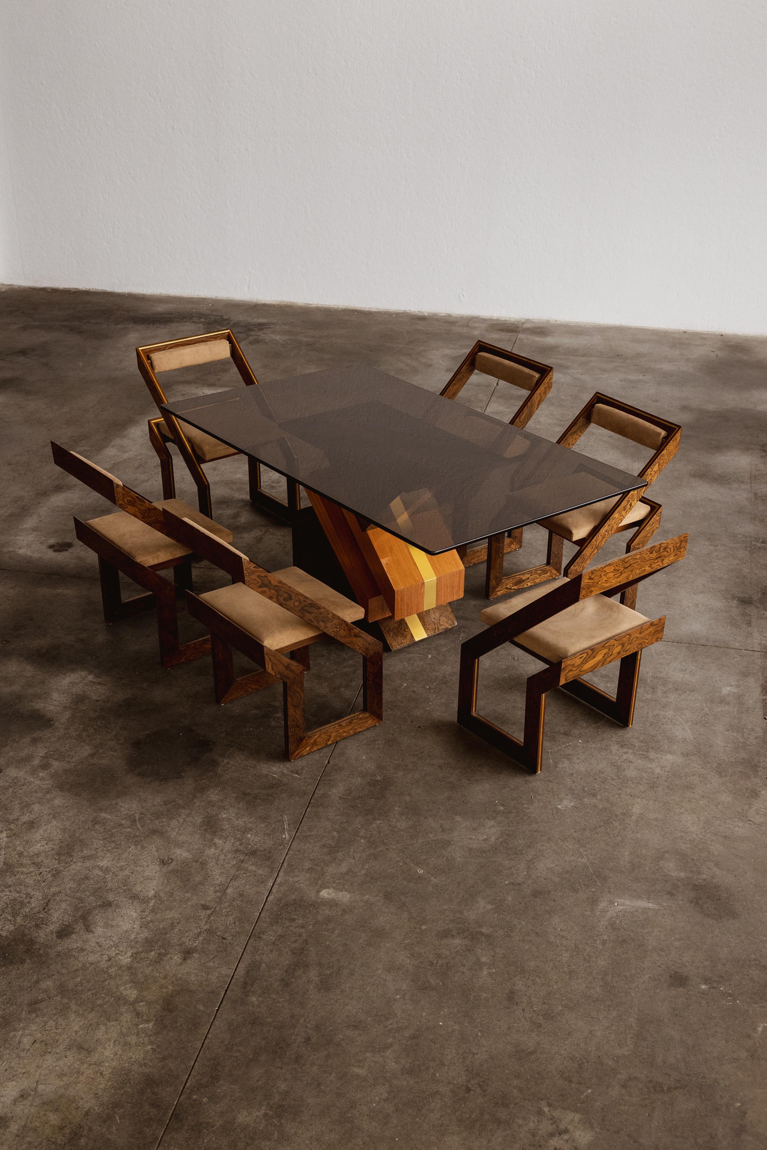 Set da pranzo scultoreo Romeo Rega, vetro, ottone, camoscio e radica, 1970, Italia, set di sette persone.

Progettato nel 1970, questo set da pranzo di Romeo Rega esemplifica lo spirito scultoreo e avanguardista del design italiano agli albori del