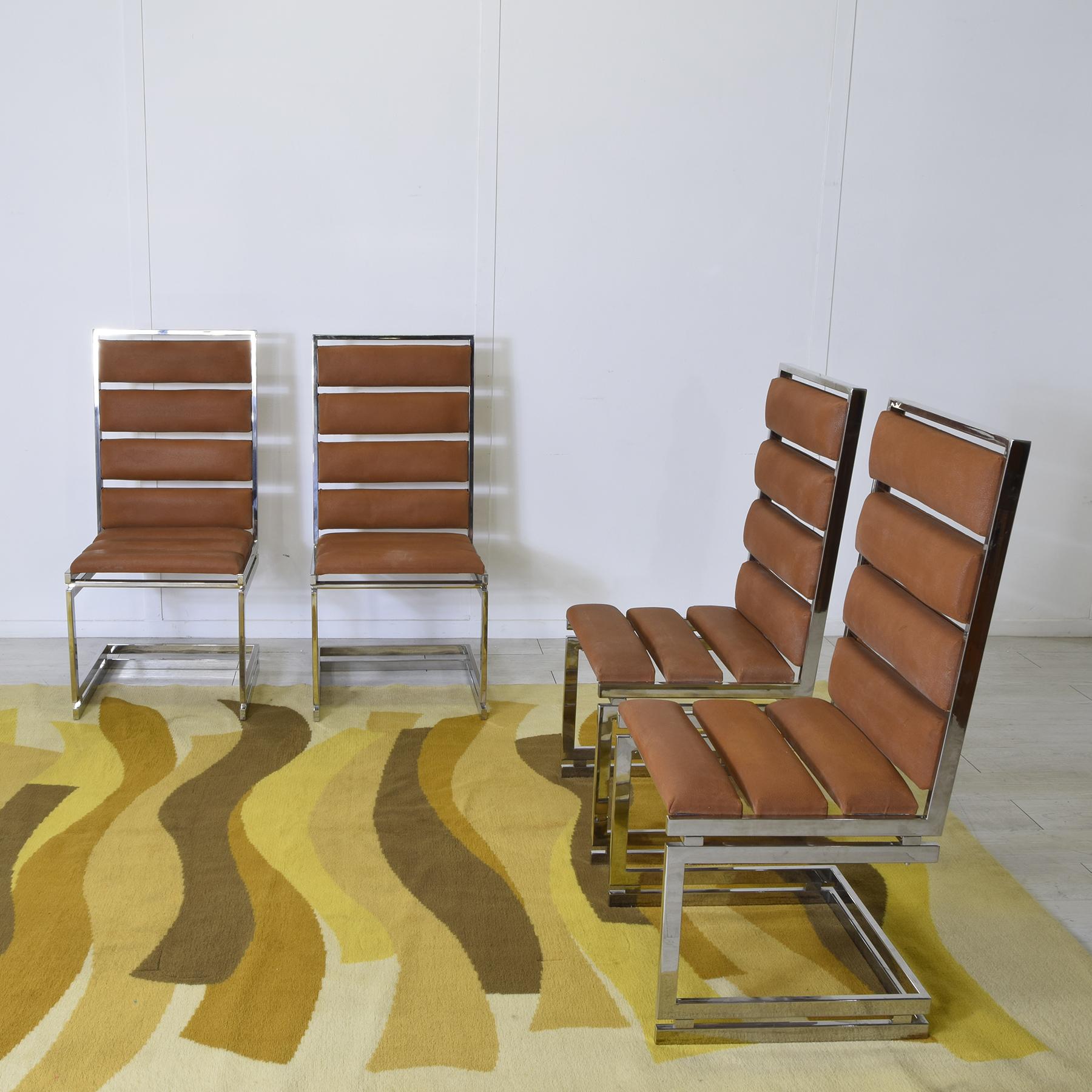 Quatre chaises modèle Doghe structure métallique assise en cuir daim marron dessinées par Romeo Rega pour Metalarte années 1970.

Né à Rome en 1904, Romeo Rega est l'un des principaux designers de la seconde moitié du XXe siècle.
La marque a été