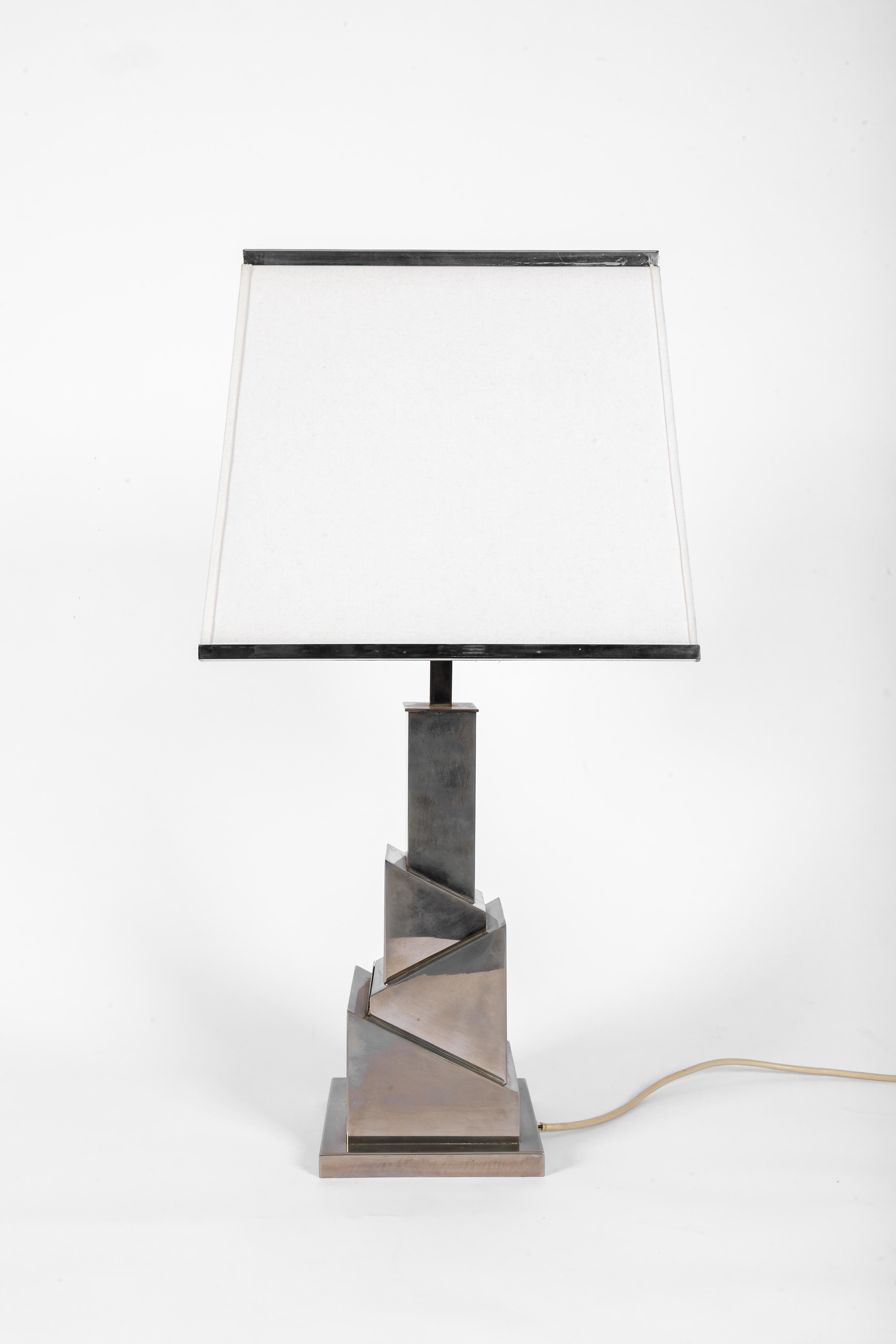 Original Romeo Rega skyscraper- or tower lamp.

Iconic design
+/- 1970
Made in Italy

Made in brass and chromed.
Signed on the base.
Original shade

Some wear on on part of the chrome.
On small black spot on the shade.






