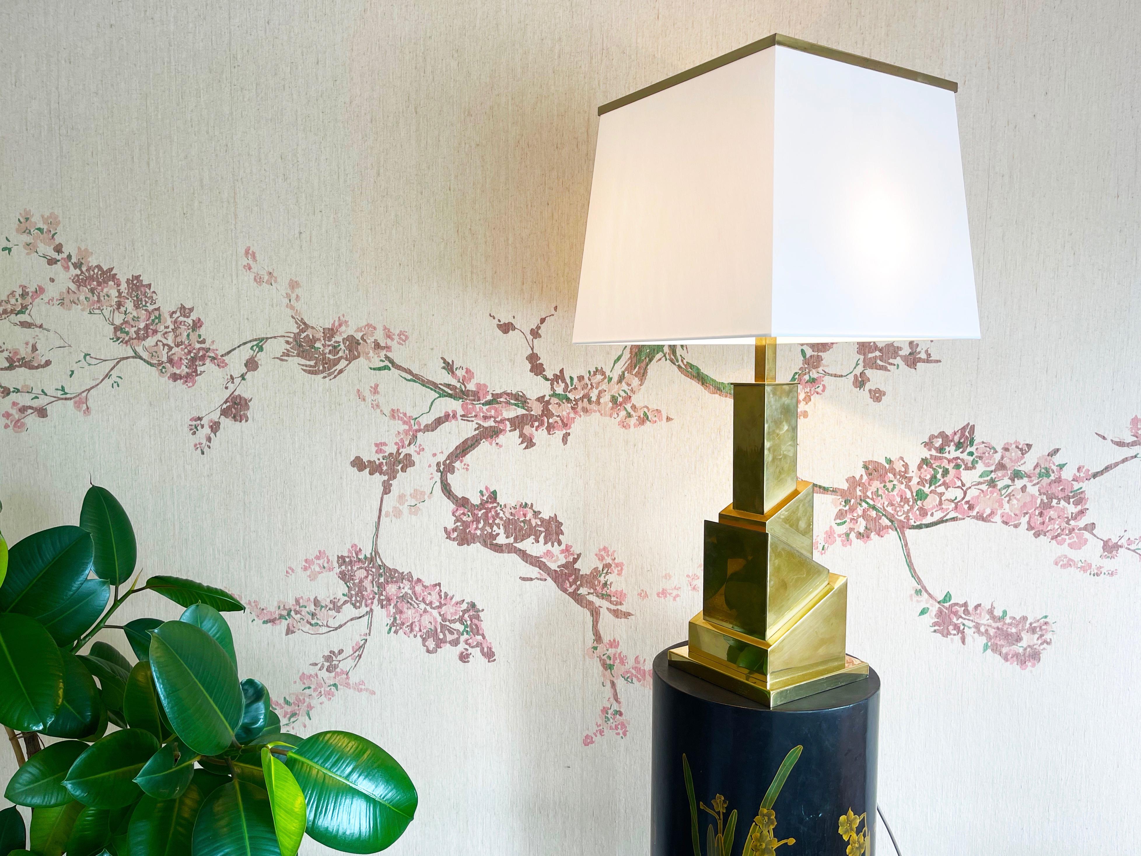 Impressionnante lampe de bureau ou de table en laiton dans un style art déco à Hollywood Regency.  avec une touche de minimalisme.
Cette lampe est incroyablement rare, élégante et luxueuse : la star de la pièce en tout point.

La lampe de table