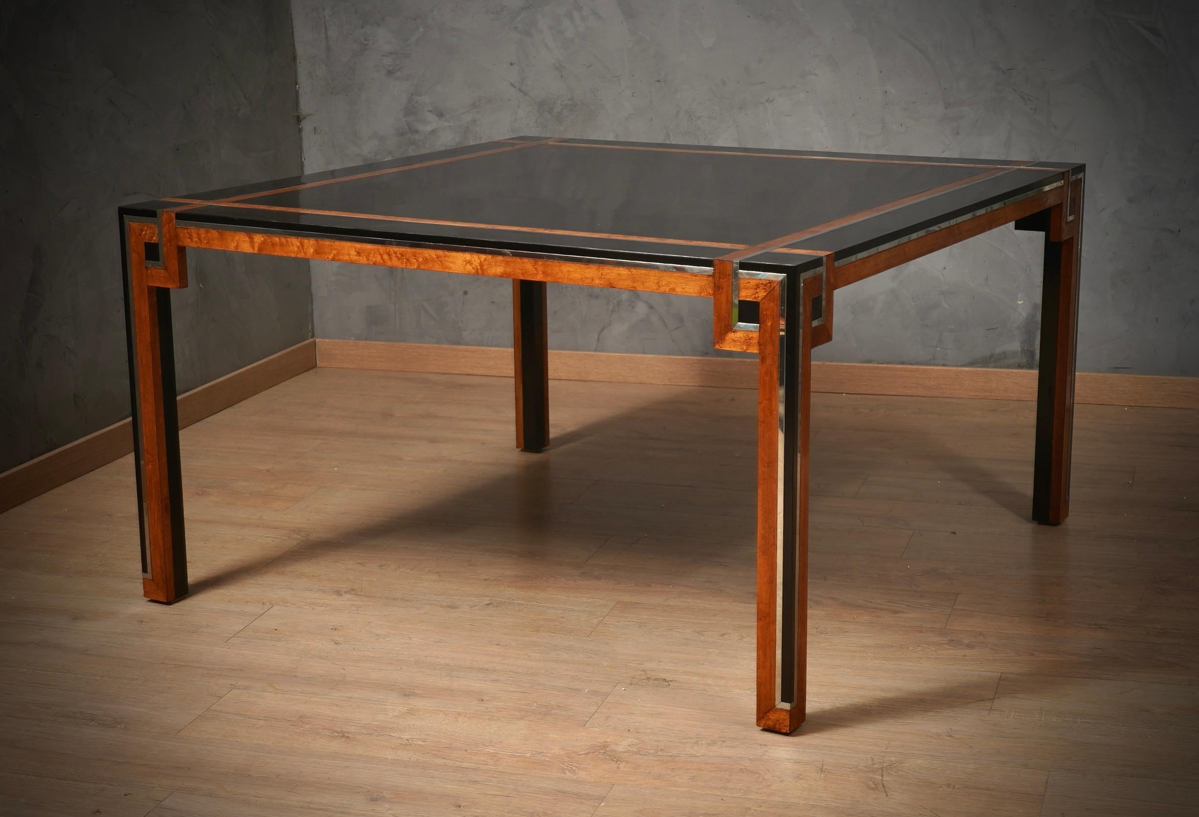 Table italienne caractéristique de la production de Romeo Rega, au style inimitable, à l'élégance pure ; dès qu'on la voit, on en tombe amoureux.

La table a une forme carrée et un noyau en bois. La structure a été revêtue de racines de peuplier, de