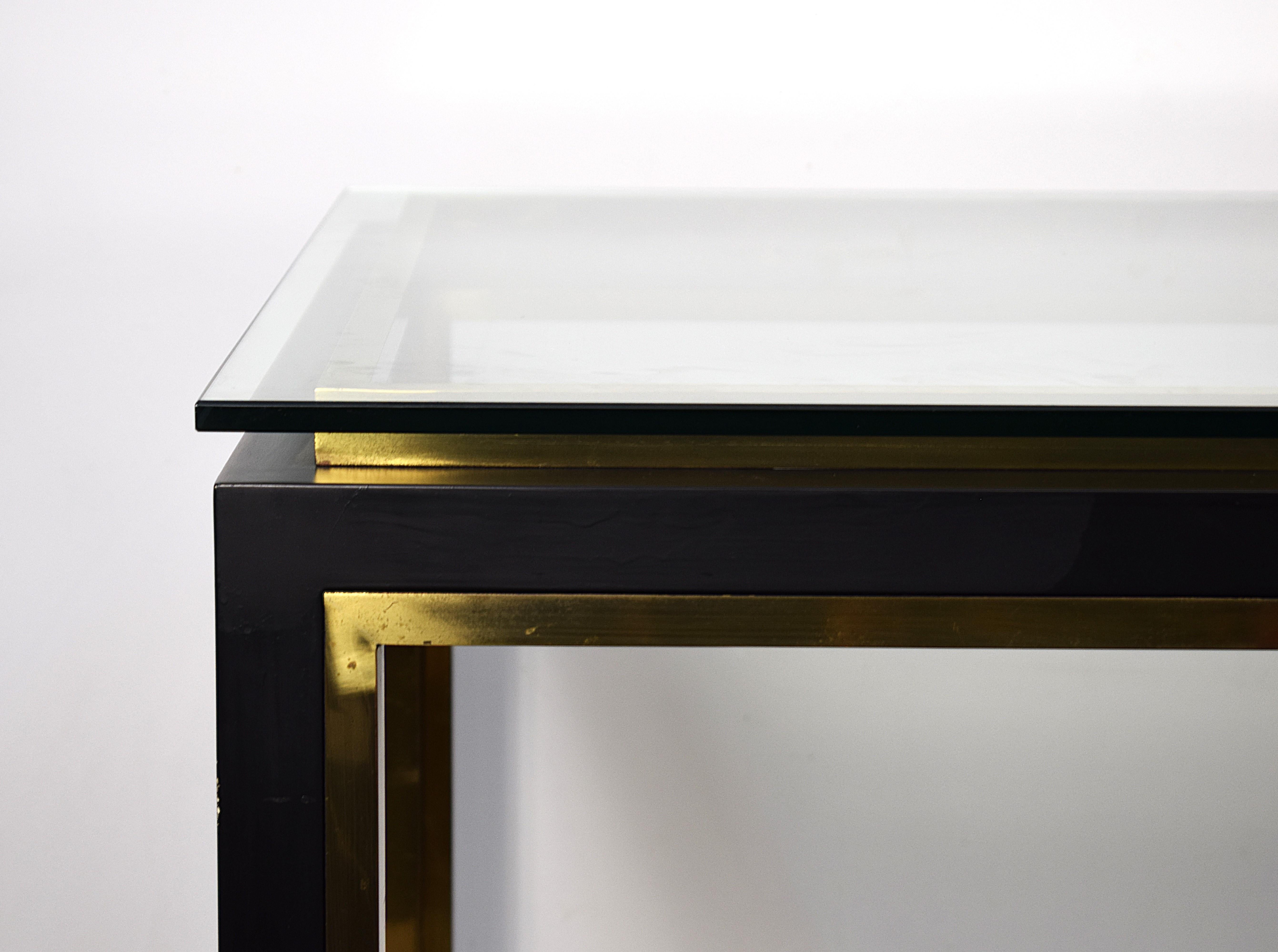 Tavolo in stile di Romeo Rega, datato 1970 e prodotto in Italia.
Realizzato con una solita struttura in metallo verniciato, dettagli in ottone lucido e piano in vetro trasparente, questo pezzo rappresenta perfettamente l'eleganza e il design