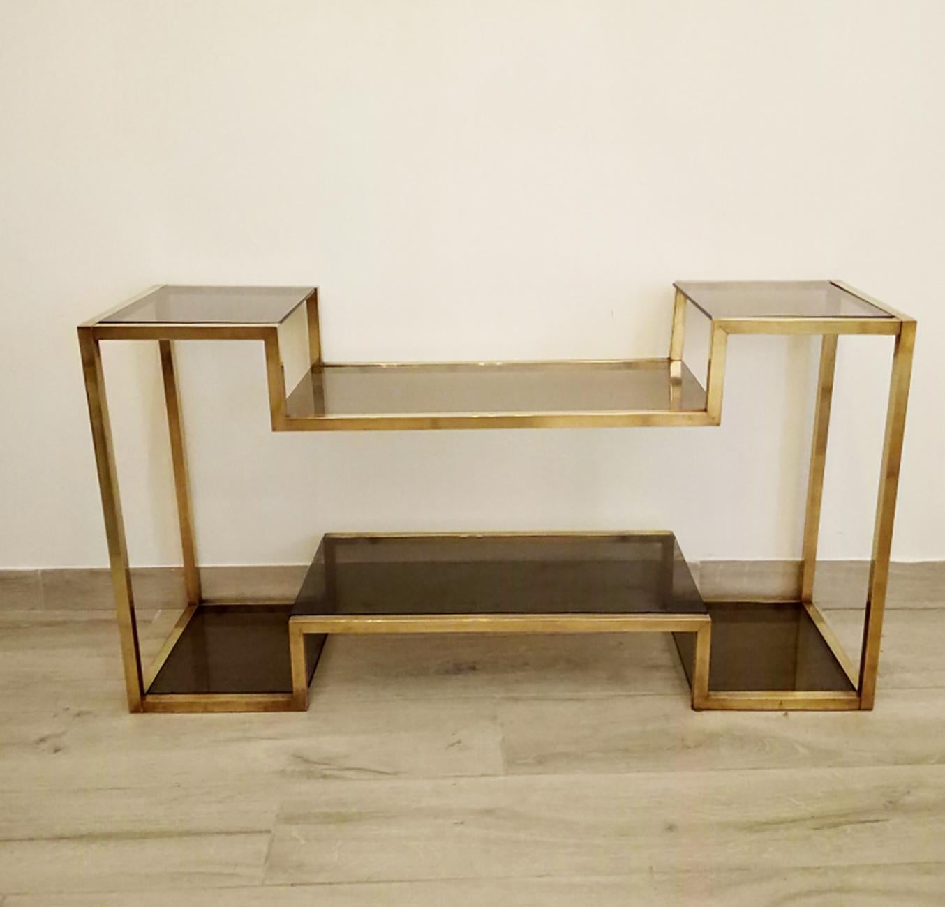 Console, polished brass structure, 6 smoked glass shelves of various sizes in the manner of Romeo Rega, Italy, circa 1970.
 