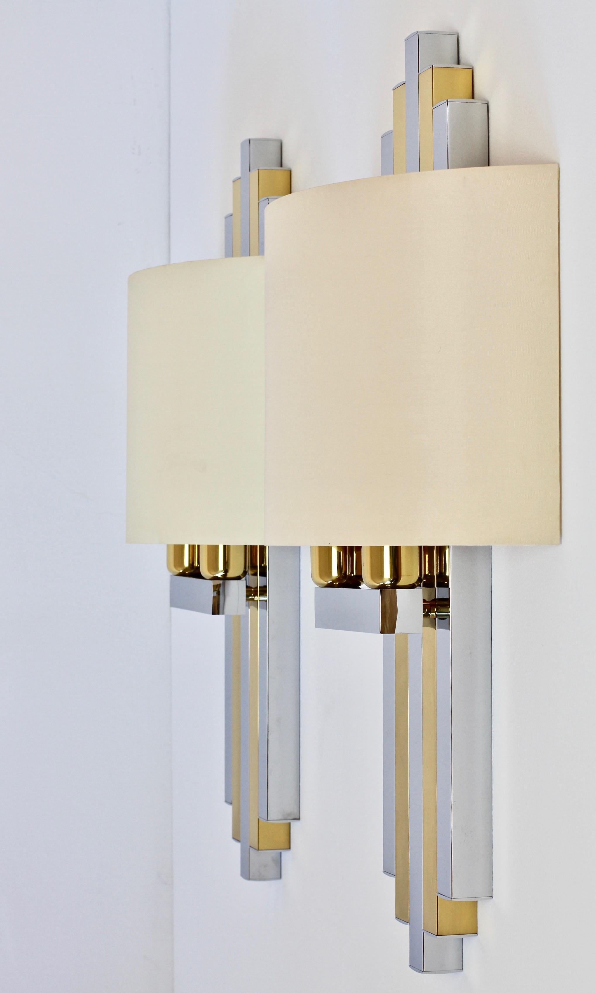 Mid-Century Modern vintage Italian pair of wall lights or sconces, made circa late 1970s-early 1980s. Featuring chrome and polished brass these lamps lend themselves to any modern home decor as well as the Mid-Century Modern or Hollywood Regency