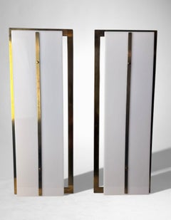Paire de grandes appliques murales italiennes en laiton et plexiglas opalin de style Romeo Rega