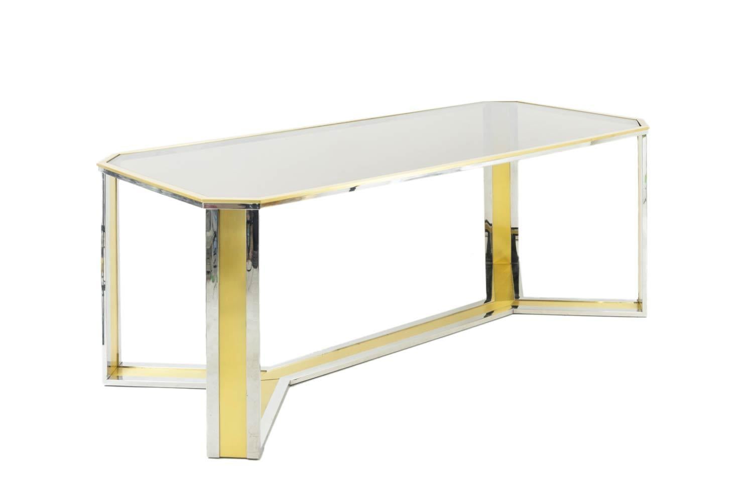 In the style of Romeo Rega, dining table standing on four rectangular shape legs linked each other by a X-stretcher, the whole in gilt brass framed by chromed brass.
Rectangular tray with canted corners, in smoked glass framed by gilt