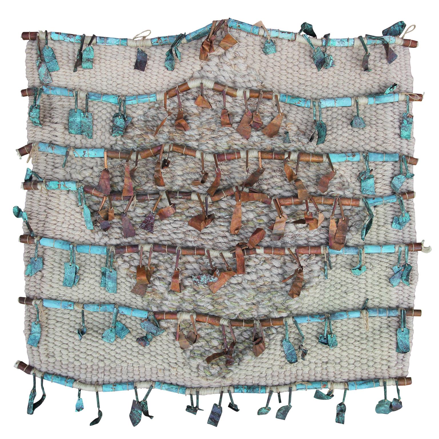 Tapisserie d'art texane en fibres tissées sarcelle et beige avec accents de cuivre et de bois