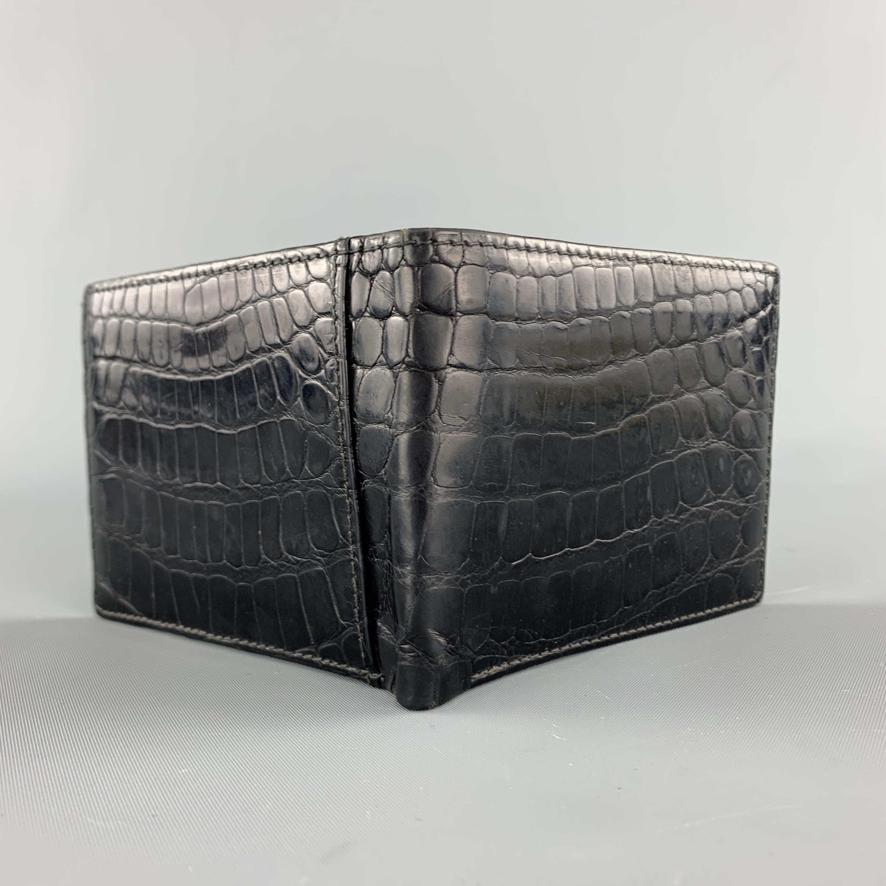 ROMEO SANTAMARIA bifold wallet comes in black alligator embossed leather with a card slot interior. Made in Italy.

Good Pre-Owned Condition.

4.25 x 3.25 in.