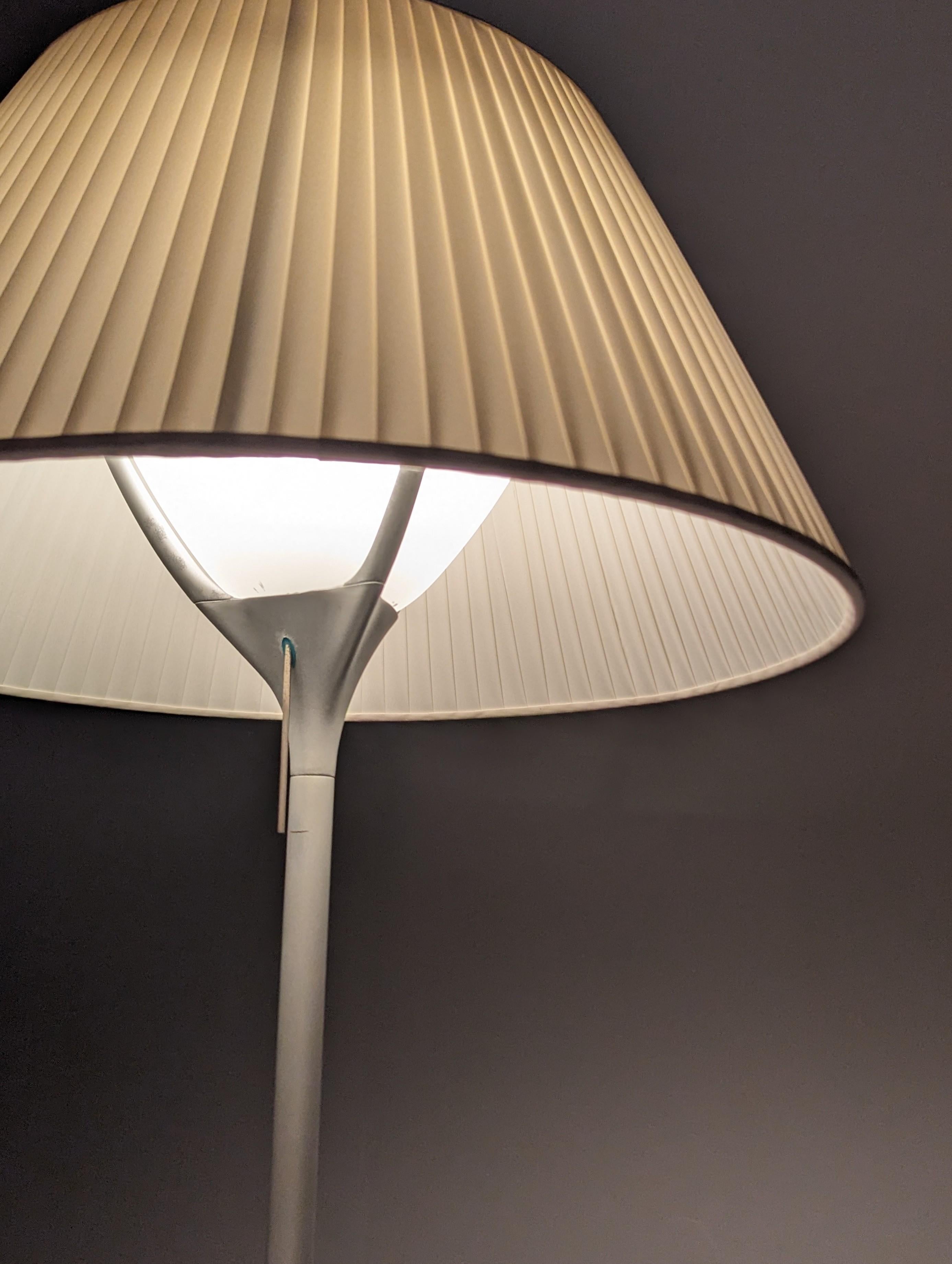 Elegante grande lampe conçue par Philippe Starck pour Flos avec abat-jour plissé original.

