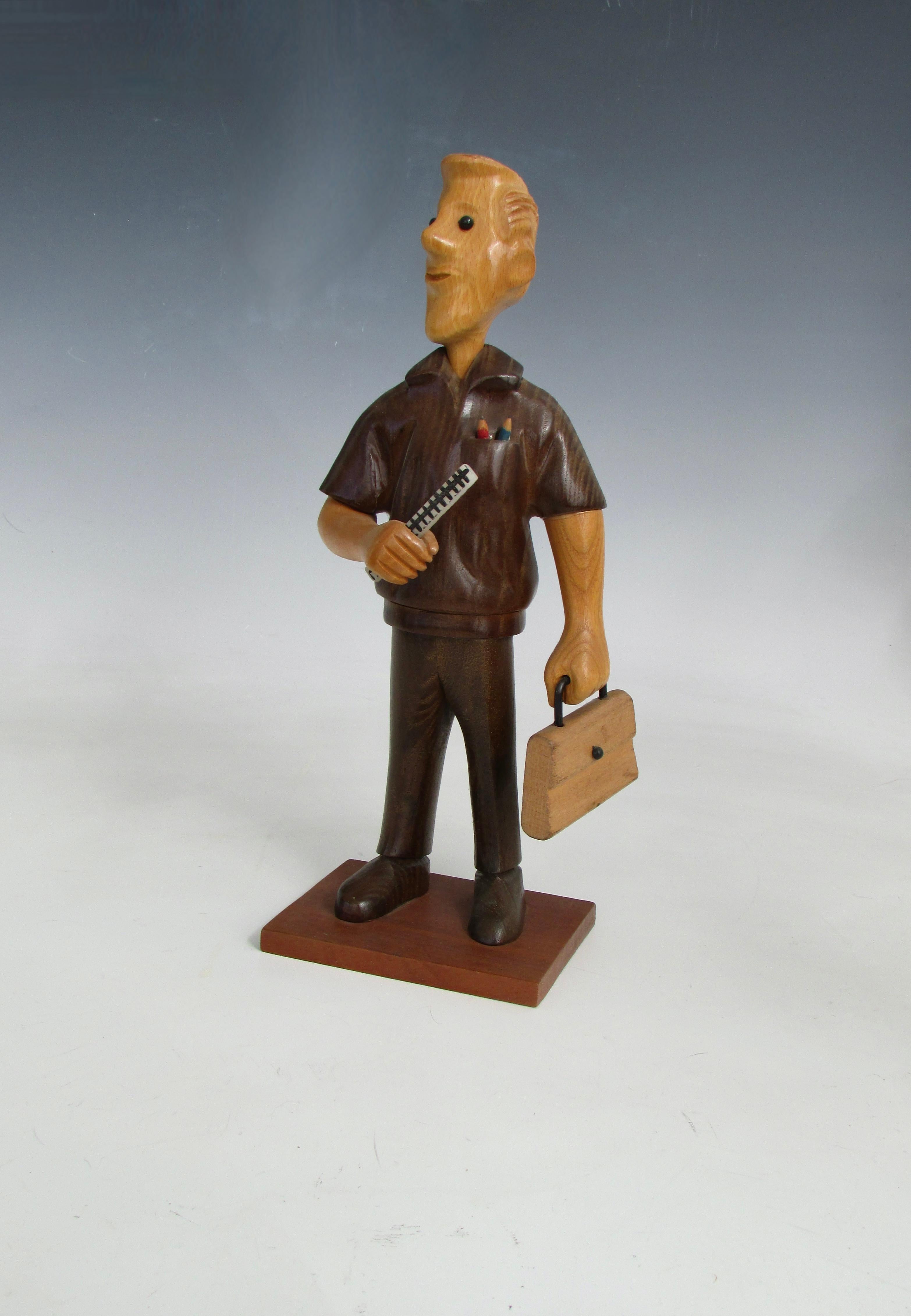 Caprichosa figura tallada de arquitecto con regla de cálculo en la mano y maletín . Tallado a mano en Italia de finales de los 60 a los 70 . Esta es una de las muchas figuras talladas que representan oficios y aficiones realizadas por la empresa