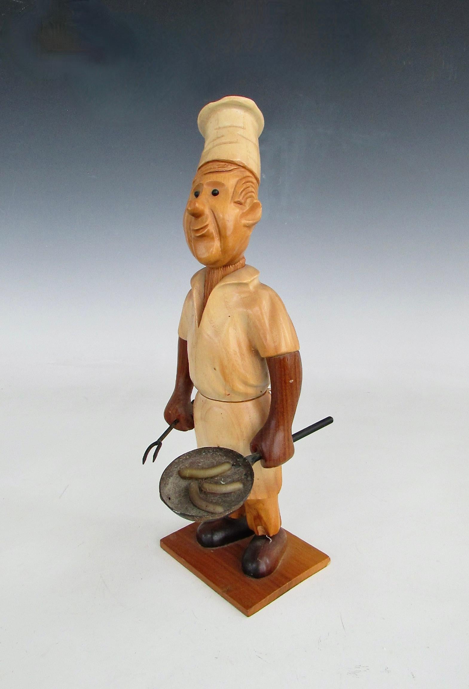 Figurine amusante et joliment sculptée d'un chef cuisinier ou d'un cuisinier en tenue de chef avec tablier et toque . Tenir la poêle et la fourchette. Sculptée à la main en Italie à la fin des années 1960 et dans les années 1970. Il s'agit de l'une