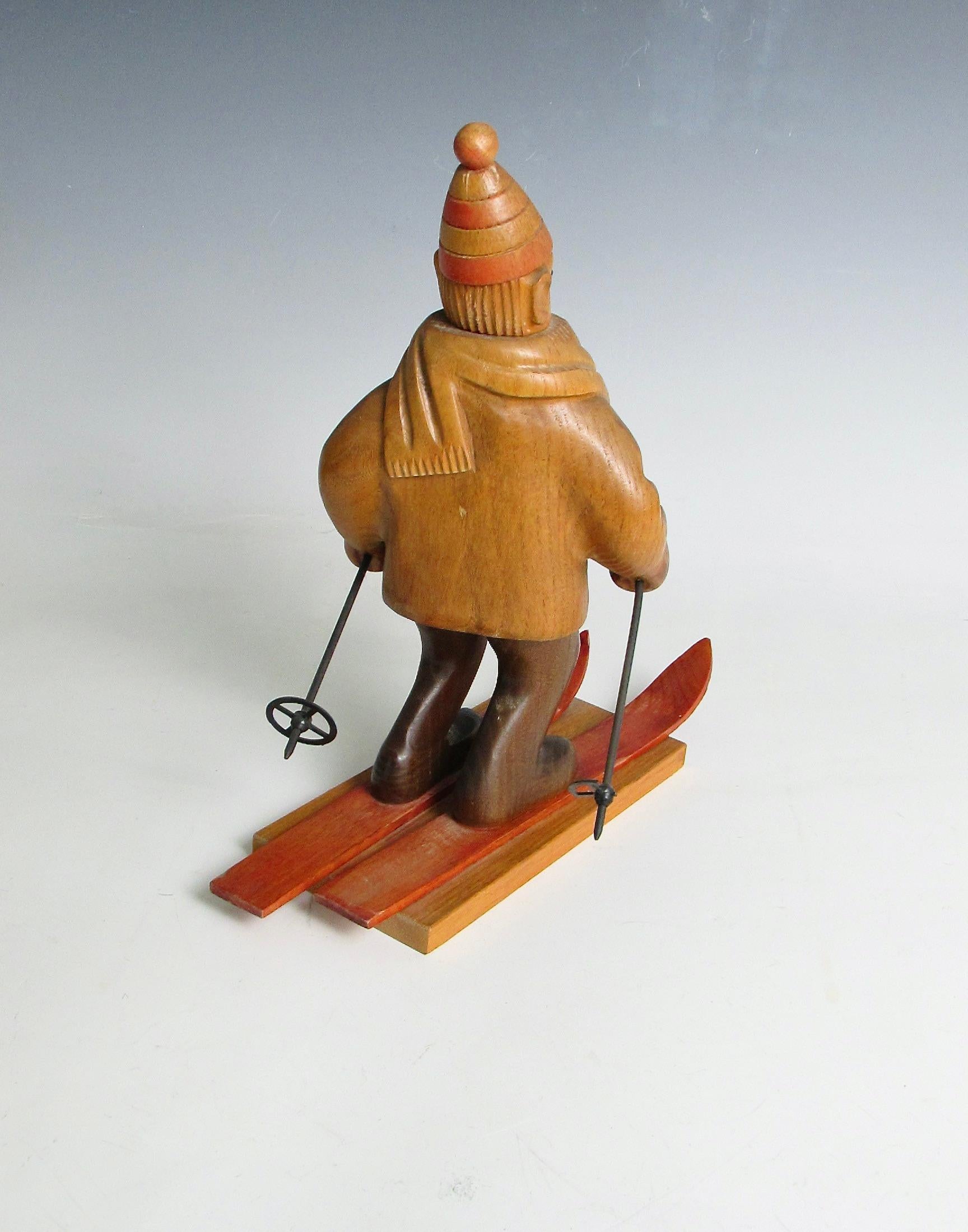 Romer Italien handgeschnitzt Schreibtischplatte Skifahrer Skulptur (Holz) im Angebot