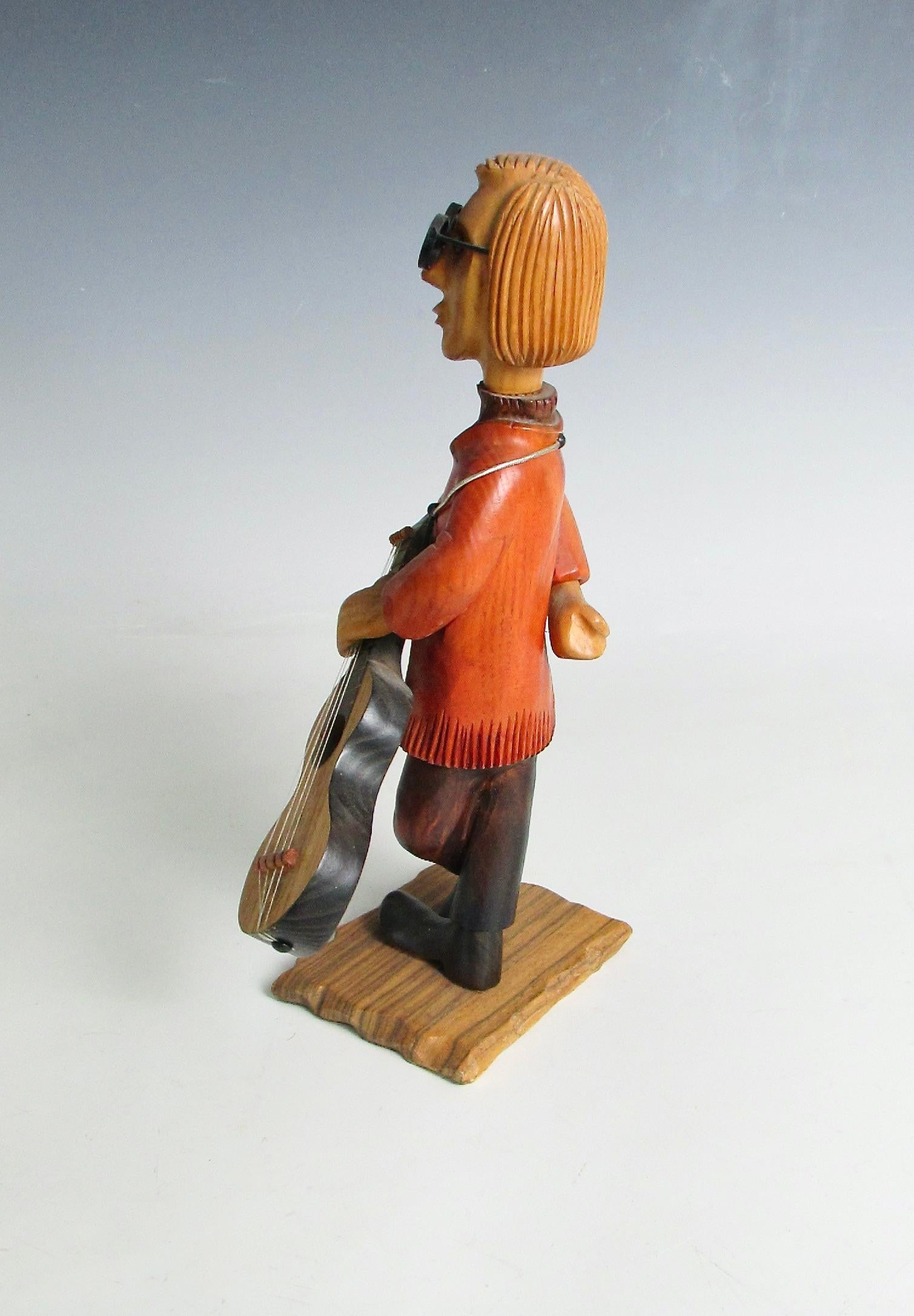 Romer italia escritorio tallado a mano hippie boho folk rock guitarrista escultura en Bueno estado para la venta en Ferndale, MI