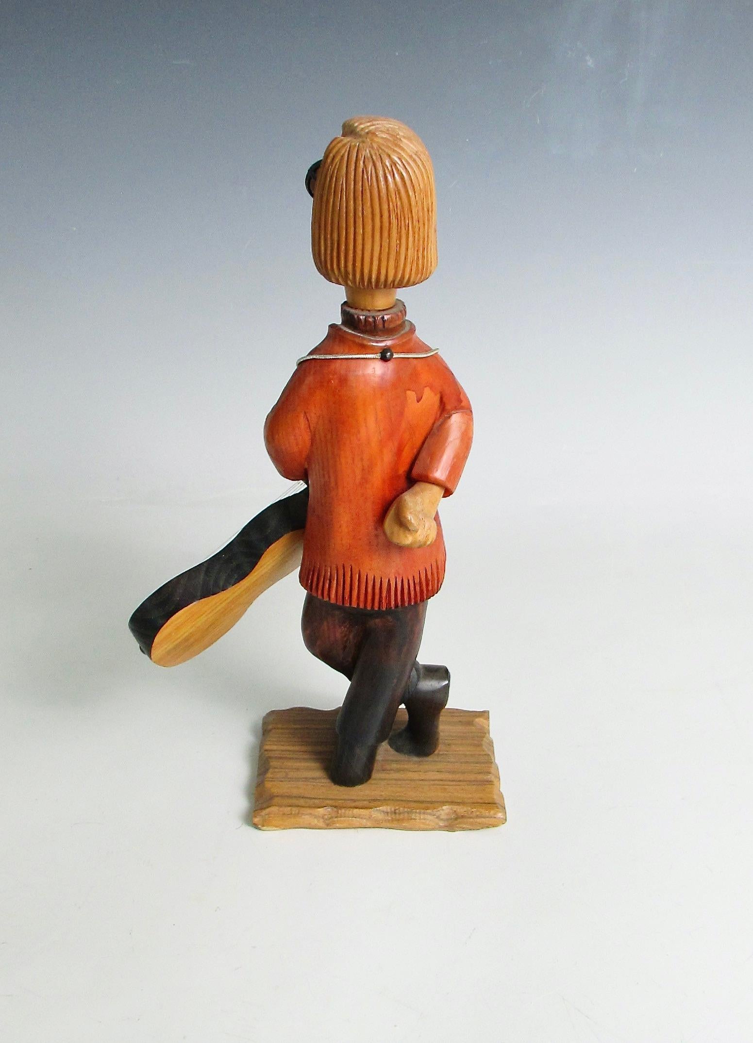 Romer italia escritorio tallado a mano hippie boho folk rock guitarrista escultura siglo XX en venta
