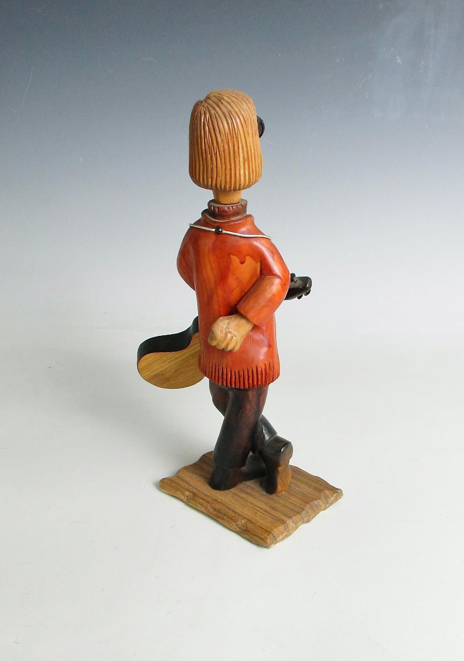 Romer italia escritorio tallado a mano hippie boho folk rock guitarrista escultura Madera en venta