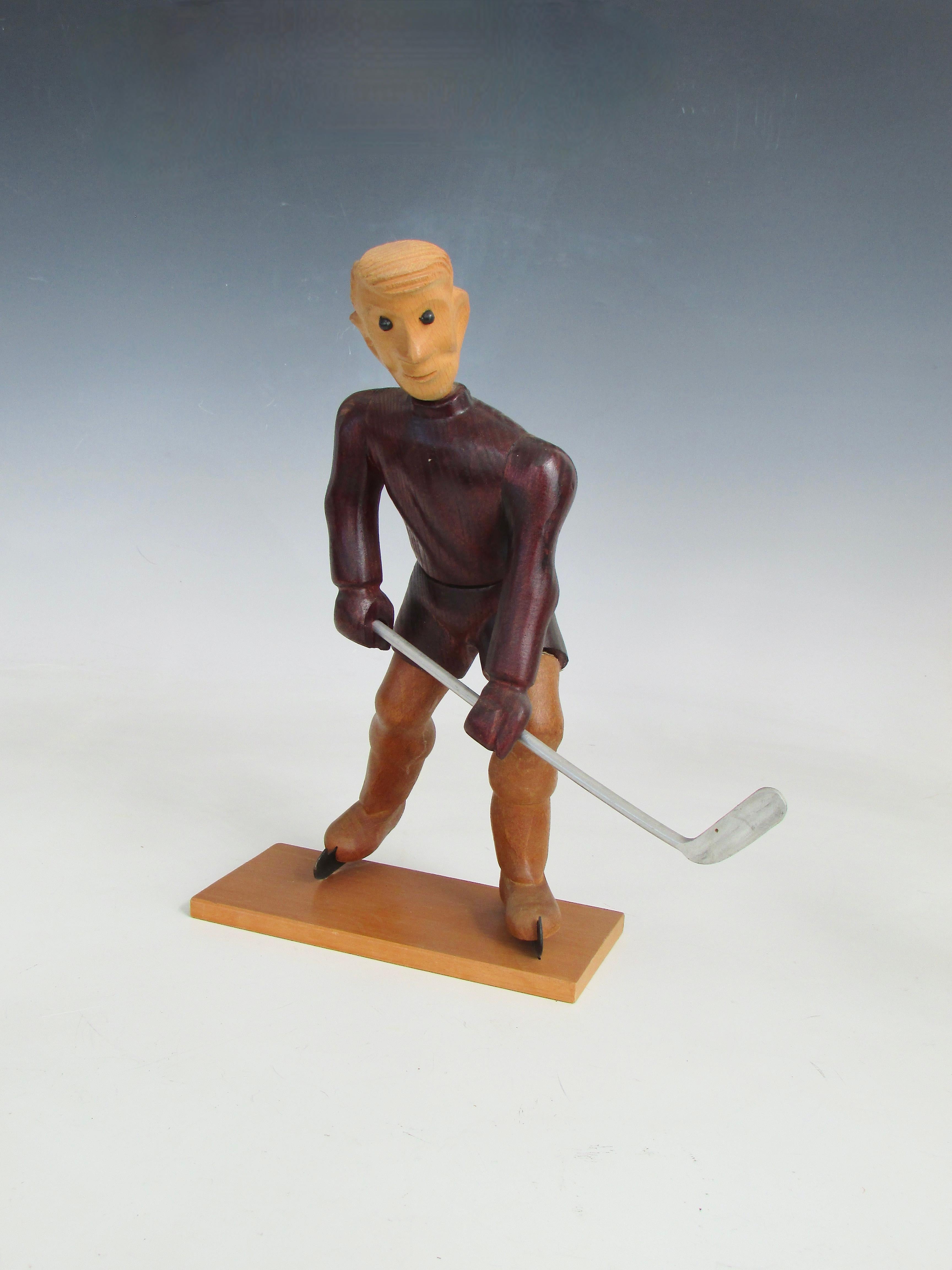 Skurrile geschnitzte Figur eines Eishockeyspielers in Aktion auf Schlittschuhen. Handgeschnitzt in Italien Ende der 1960er bis in die siebziger Jahre. Dies ist eine von vielen geschnitzten Figuren, die Berufe und Hobbys darstellen.  Hergestellt von