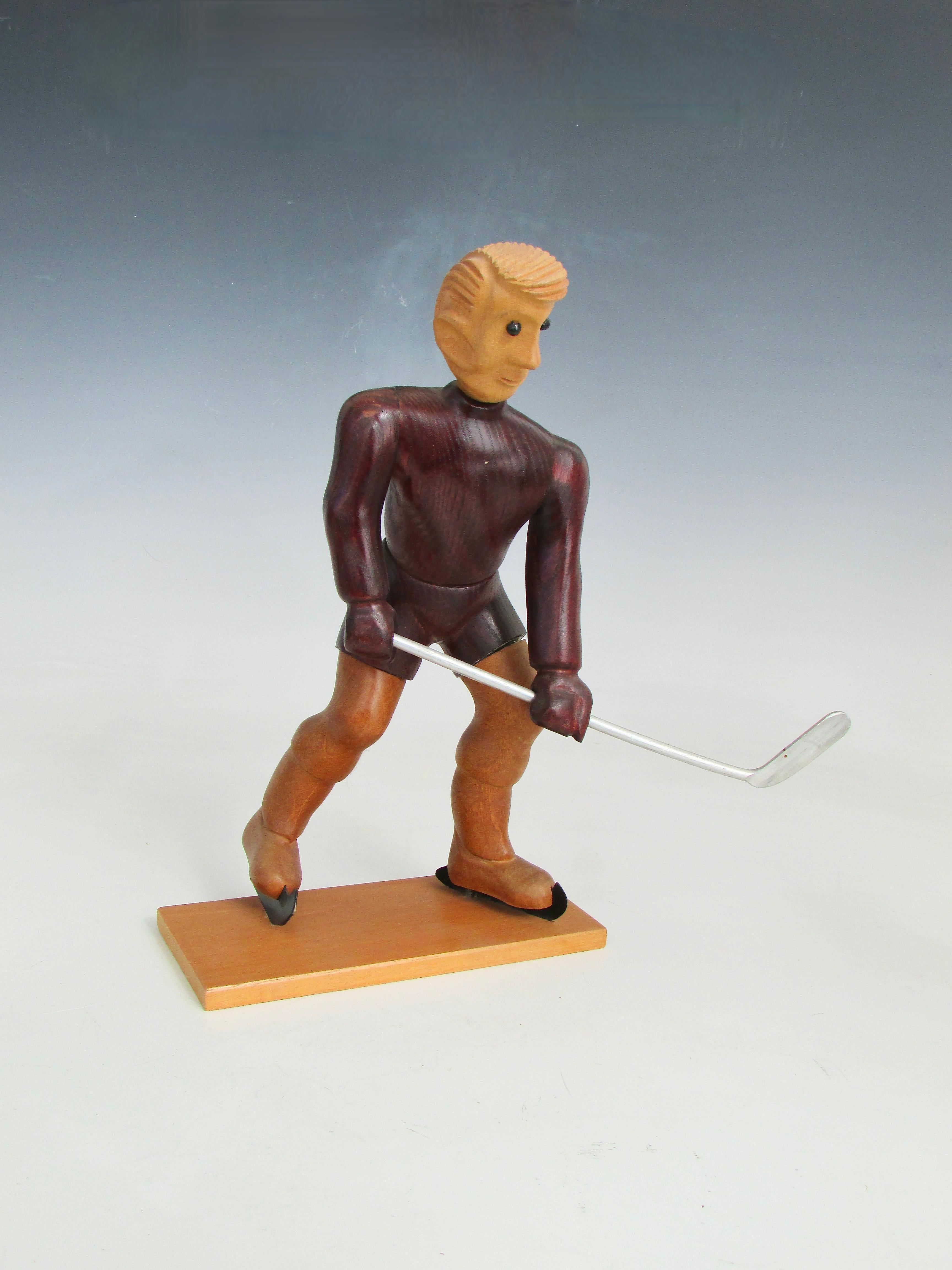 Romer Italienische handgeschnitzte Skulptur eines Eishockeyspielers auf Skates, Italien (Moderne der Mitte des Jahrhunderts) im Angebot