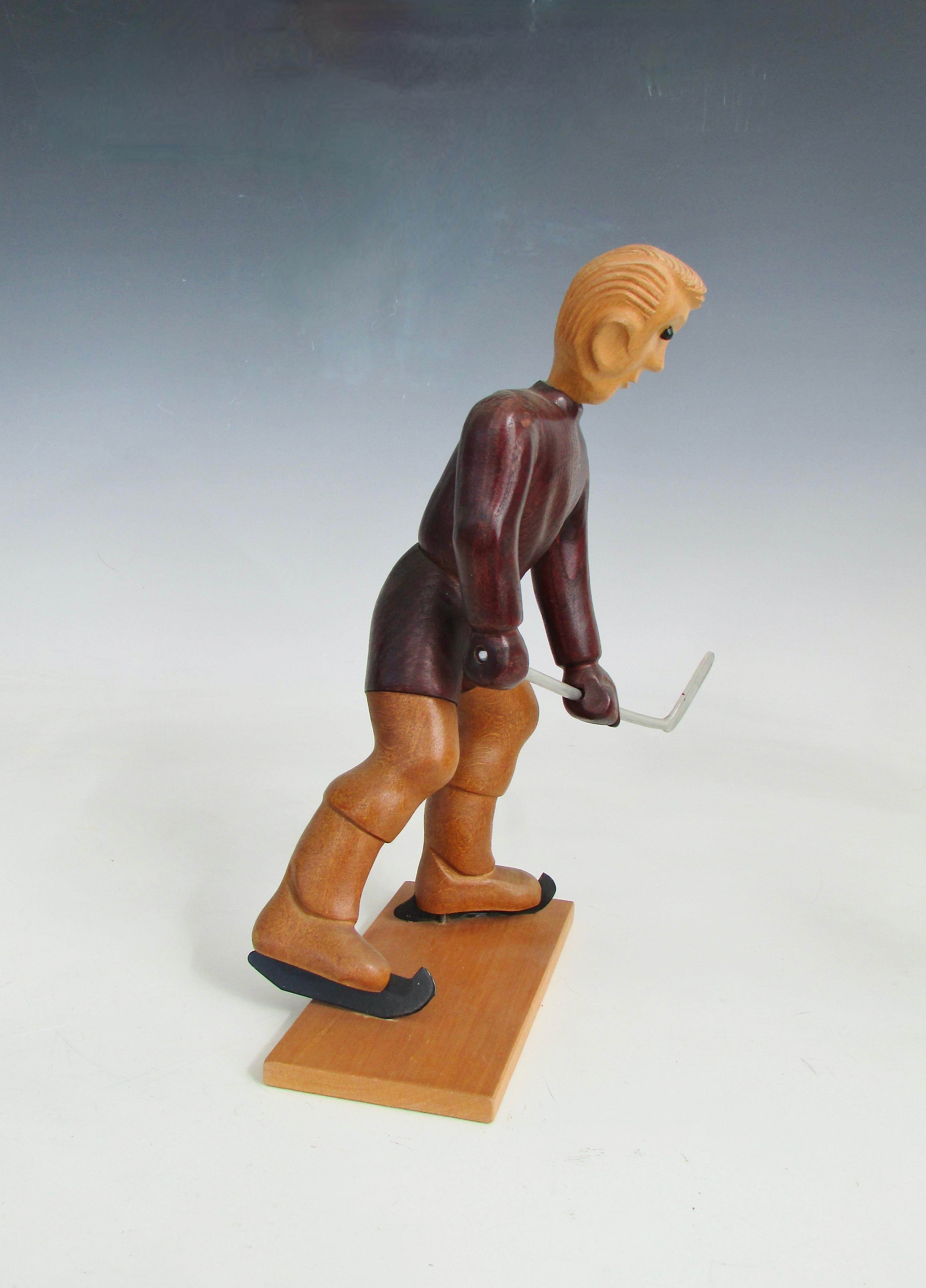 Romer Italienische handgeschnitzte Skulptur eines Eishockeyspielers auf Skates, Italien (Handgeschnitzt) im Angebot