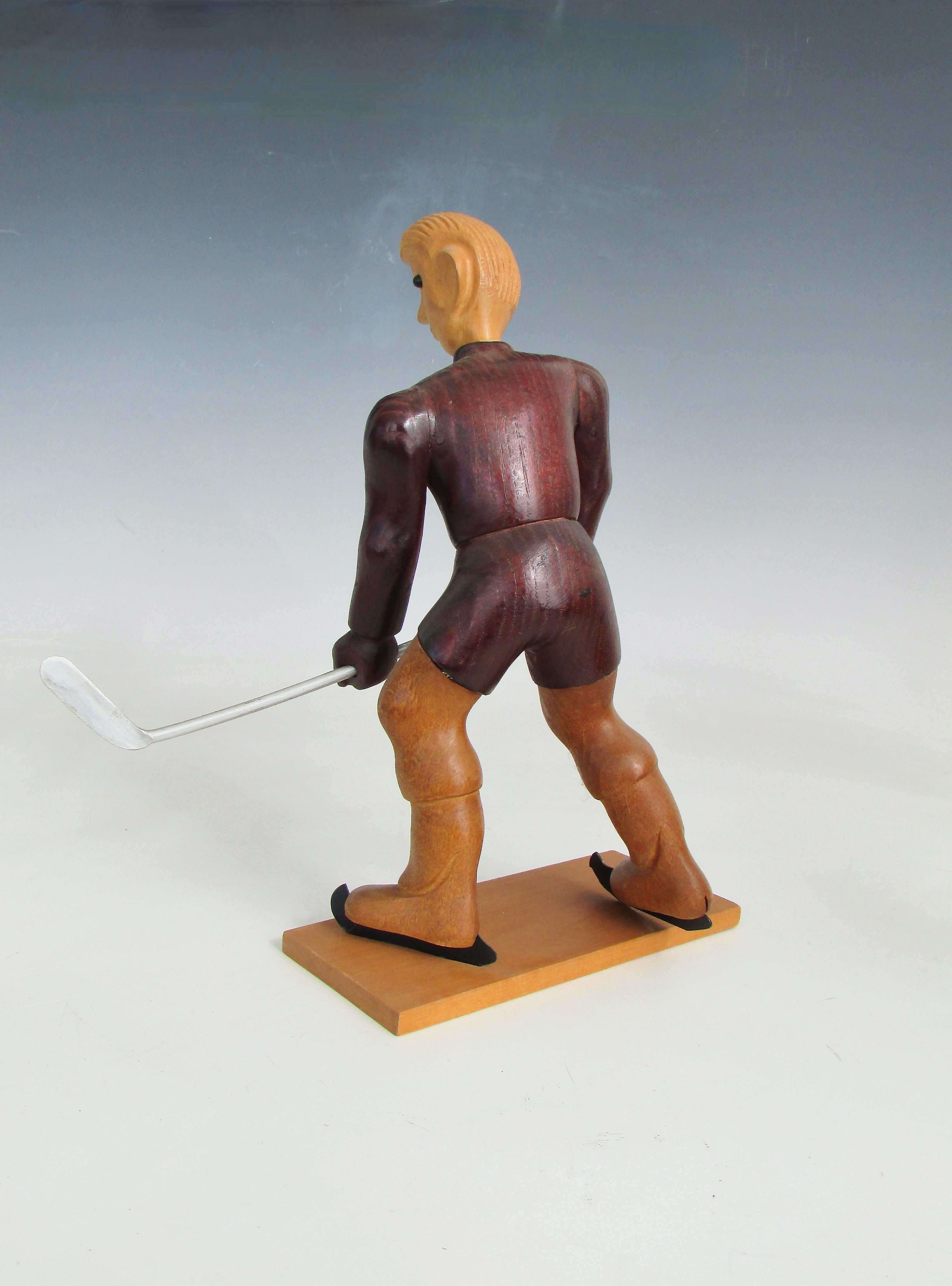 Romer Italienische handgeschnitzte Skulptur eines Eishockeyspielers auf Skates, Italien (20. Jahrhundert) im Angebot