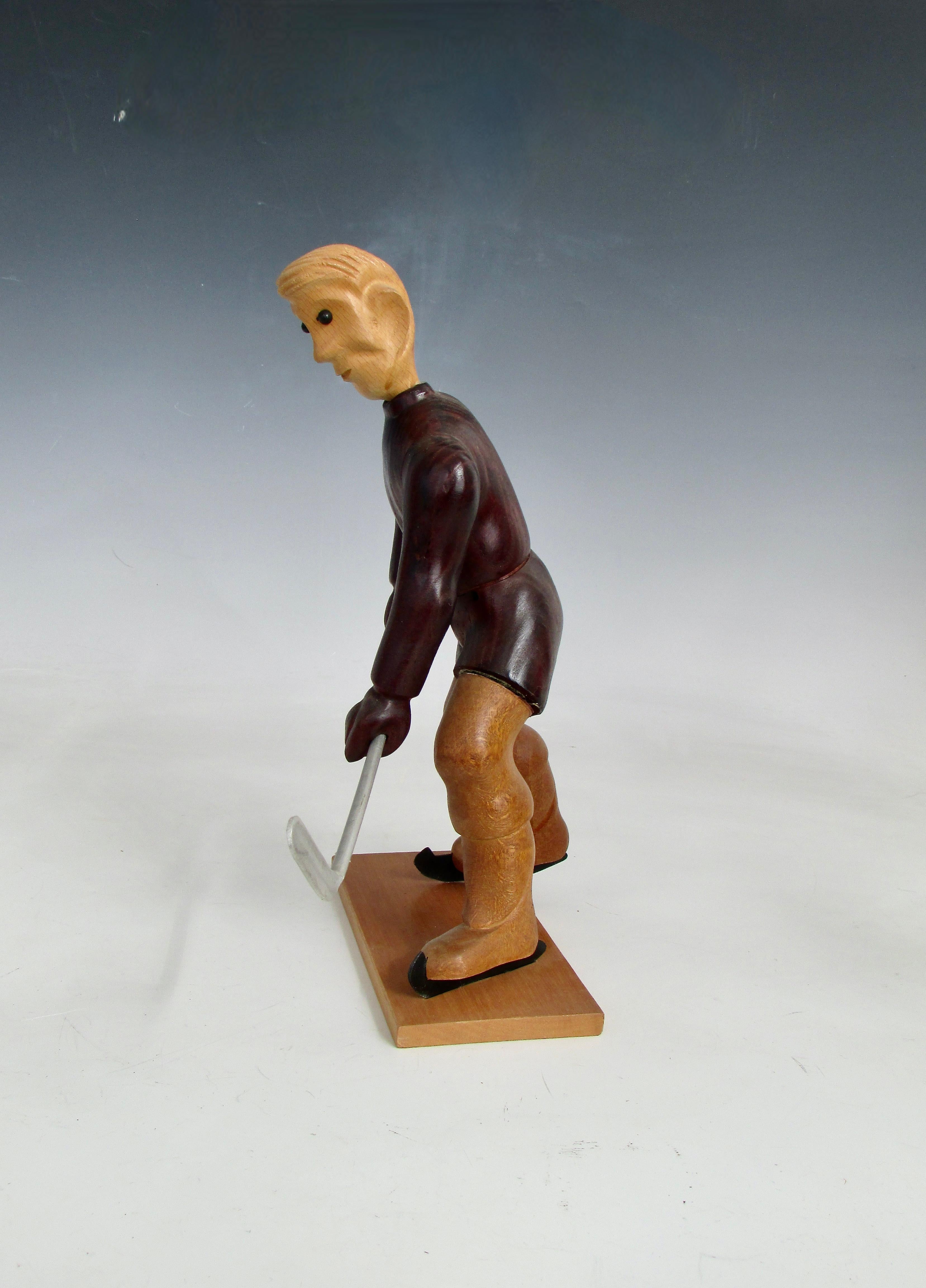 Romer Italienische handgeschnitzte Skulptur eines Eishockeyspielers auf Skates, Italien (Holz) im Angebot