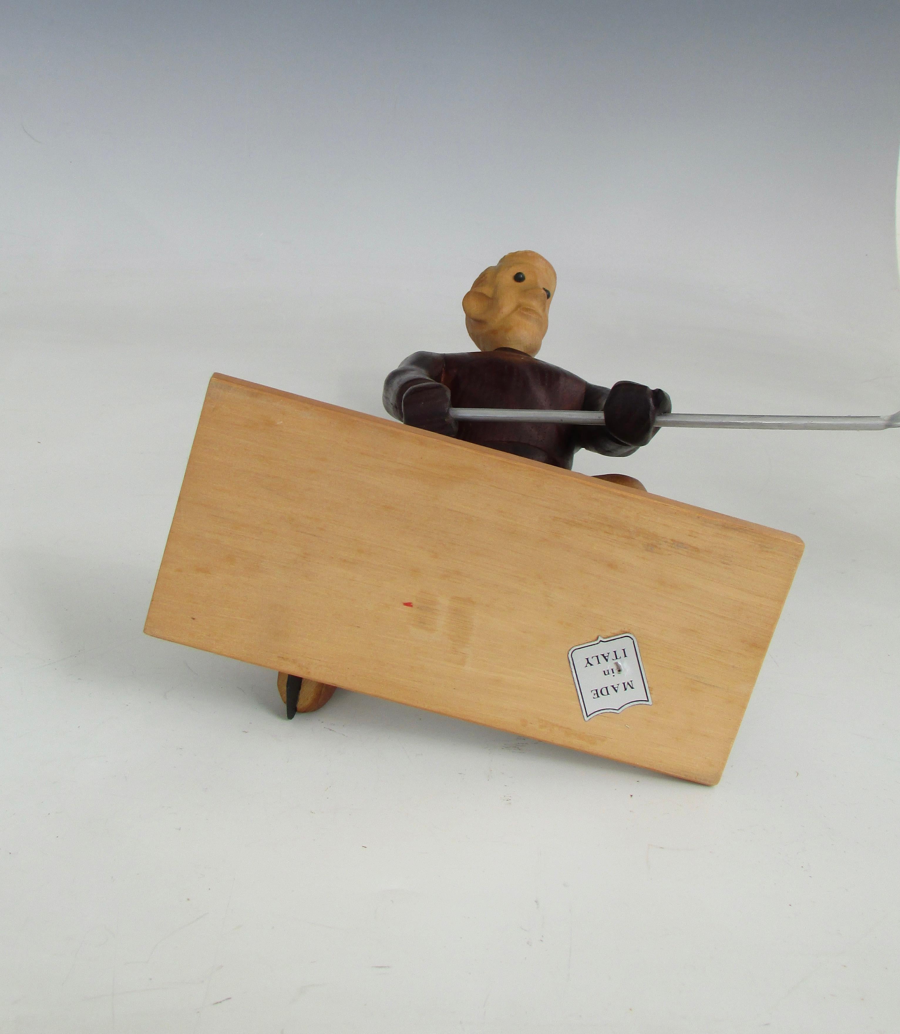 Romer Italienische handgeschnitzte Skulptur eines Eishockeyspielers auf Skates, Italien im Angebot 1