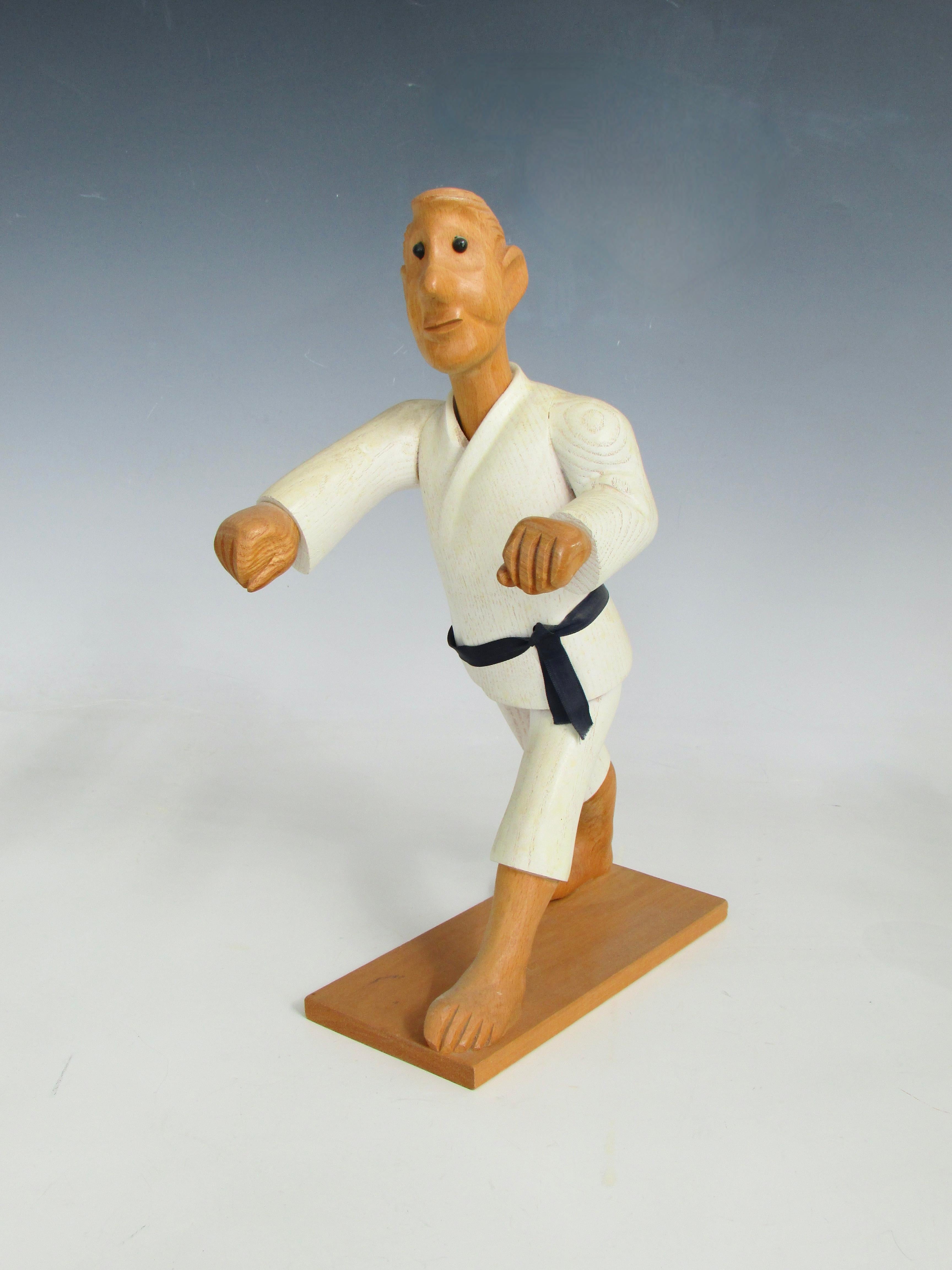 Caprichosa figura tallada de patrón de artes marciales cinturón negro . Ataviado con túnica blanca de artes marciales con cinturón negro . Tallado a mano en Italia de finales de los 60 a los 70 . Esta es una de las muchas figuras talladas que