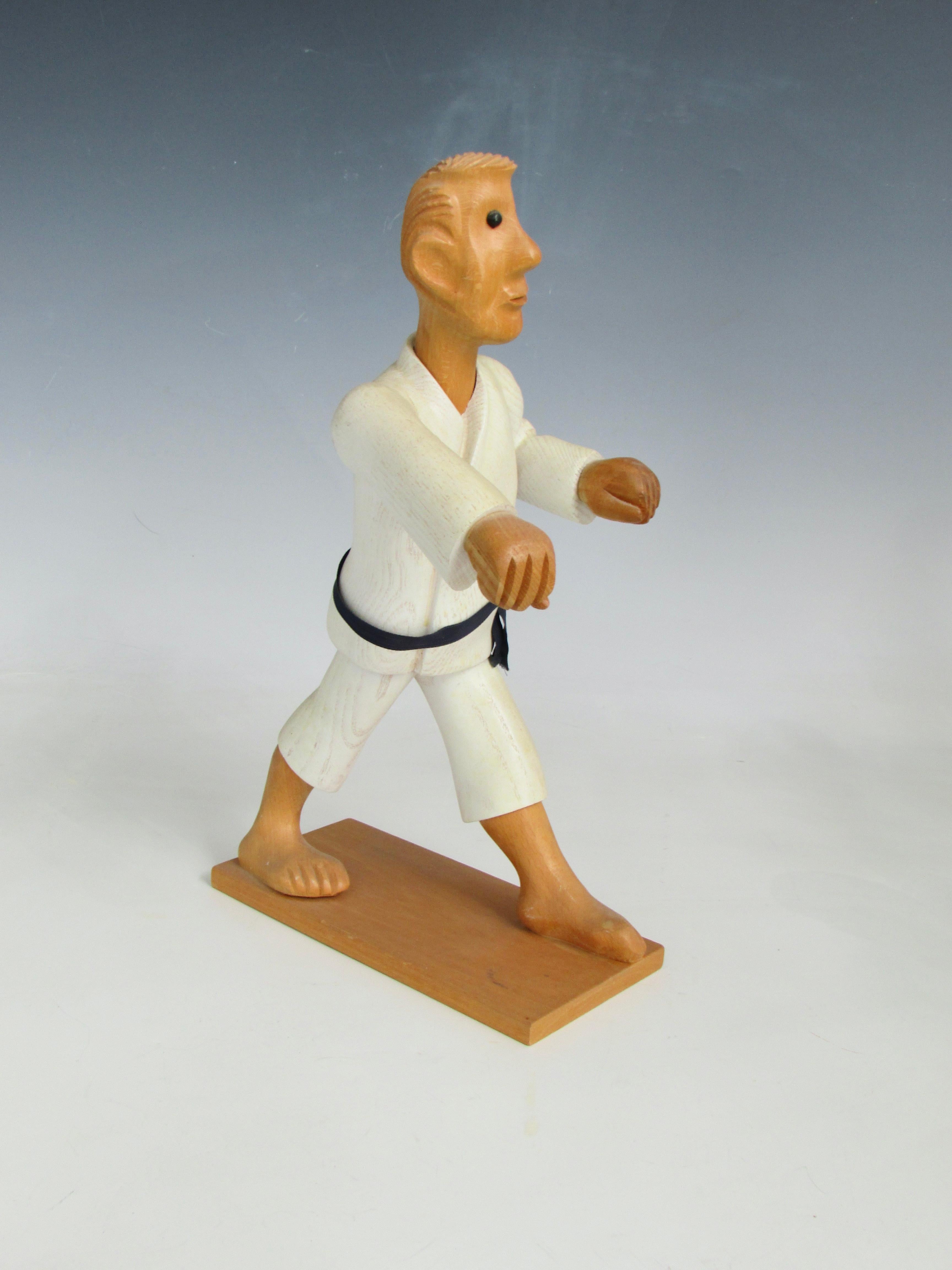 Romer italia escultura de escritorio tallada a mano cinturón negro de artes marciales Moderno de mediados de siglo en venta