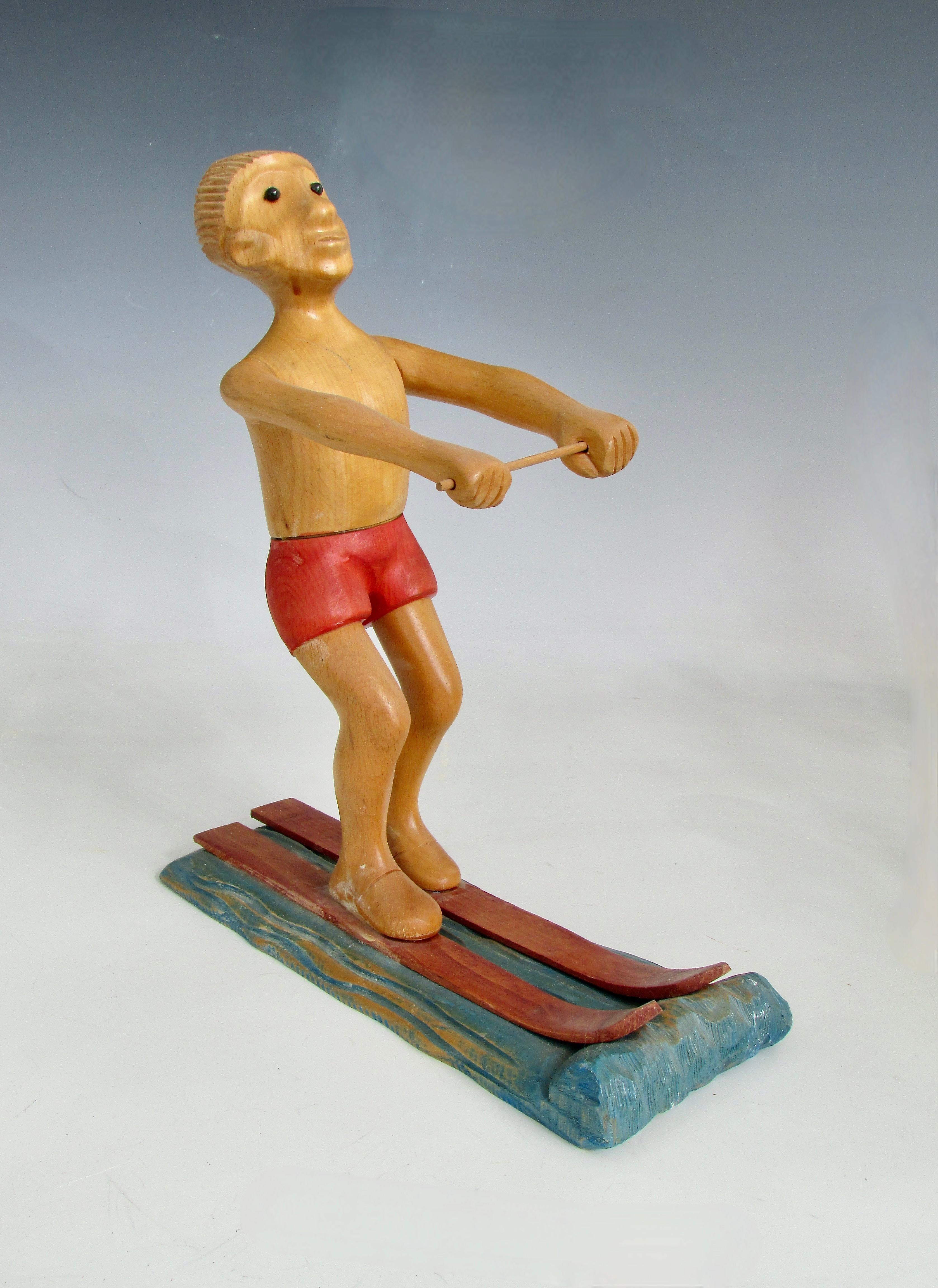 Romer Italia escultura de sobremesa tallada a mano de esquiador acuático Moderno de mediados de siglo en venta